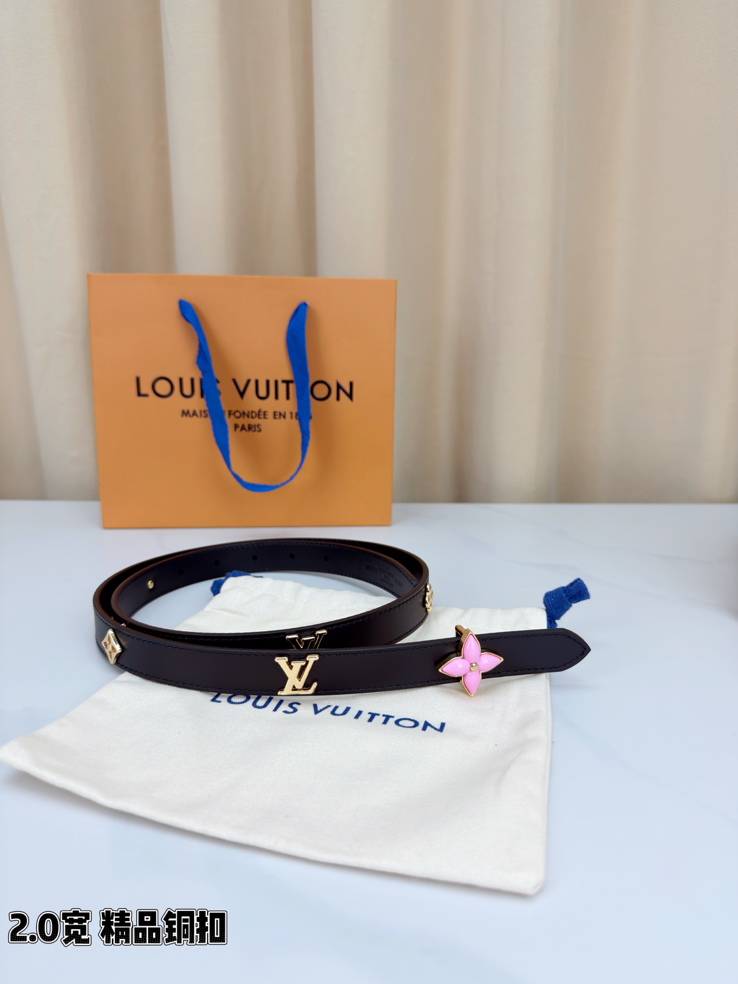 2.0宽精品铜扣 LV细皮带 亮面皮革光泽细腻 金色铆钉闪耀夺目 四叶花饰件灵动精致