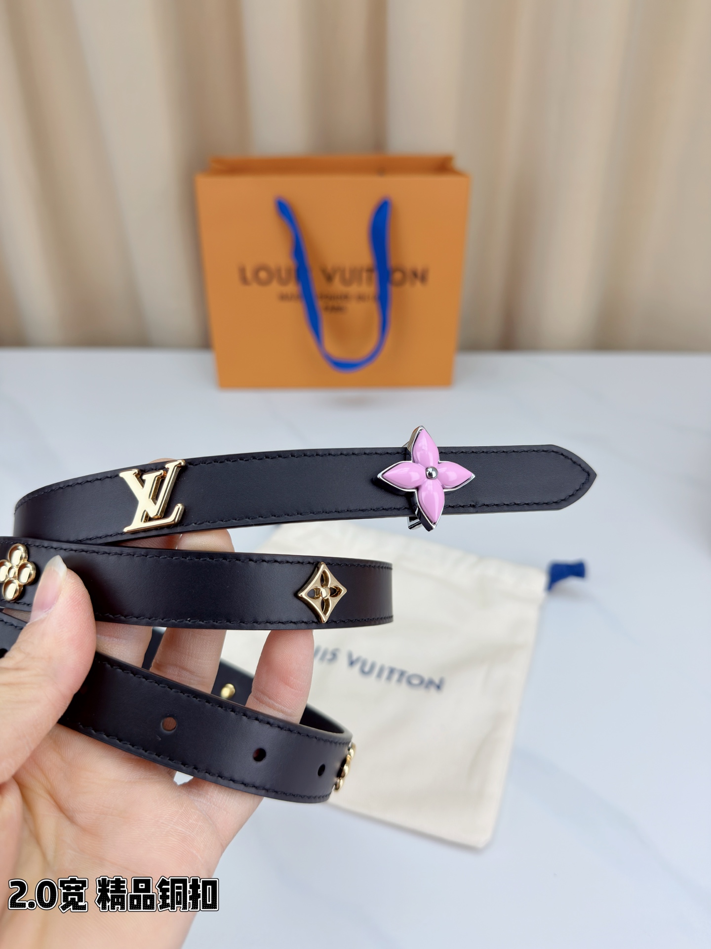 2.0宽精品铜扣 LV细皮带 亮面皮革光泽细腻 金色铆钉闪耀夺目 四叶花饰件灵动精致