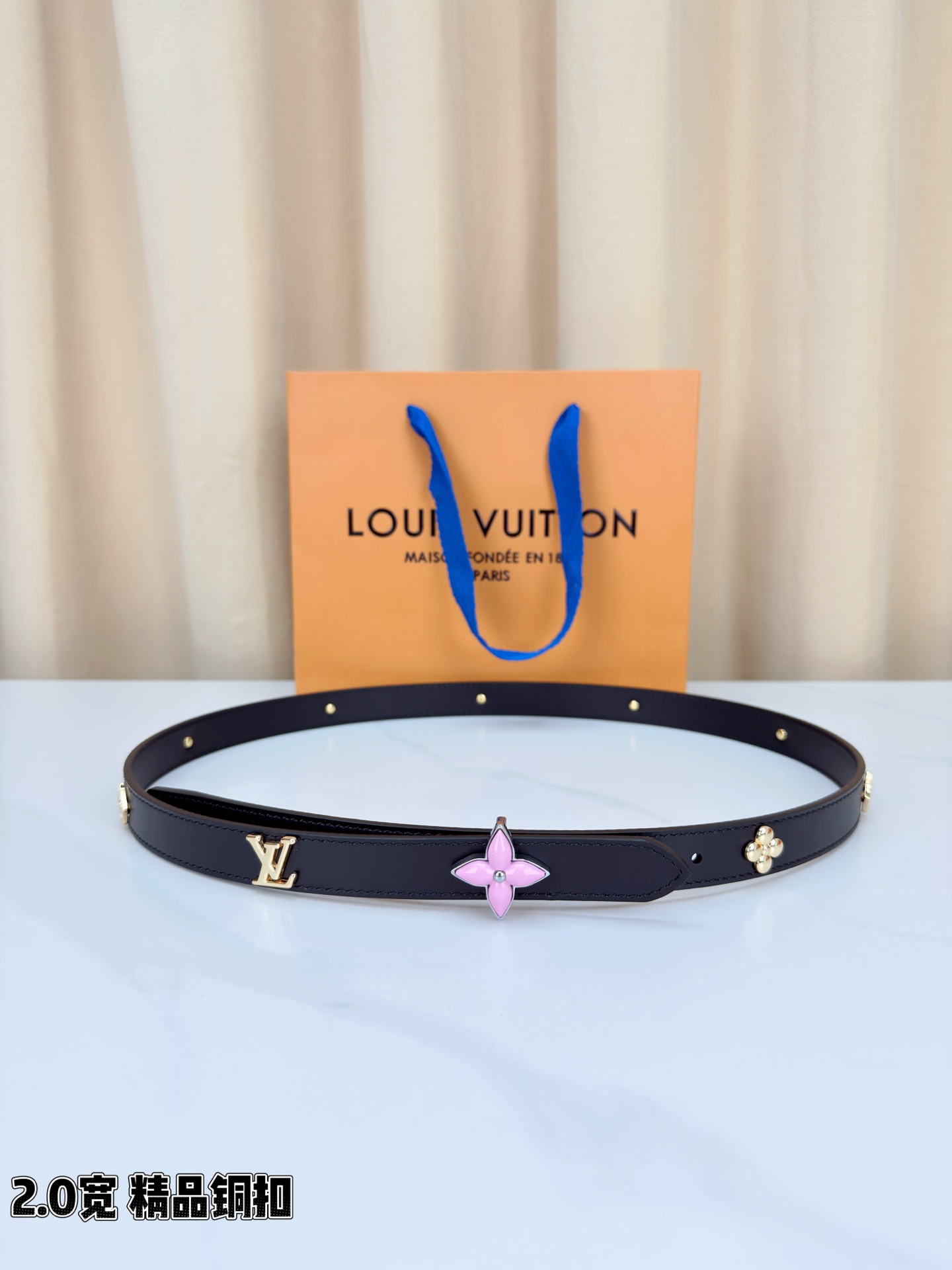 2.0宽精品铜扣 LV细皮带 亮面皮革光泽细腻 金色铆钉闪耀夺目 四叶花饰件灵动精致