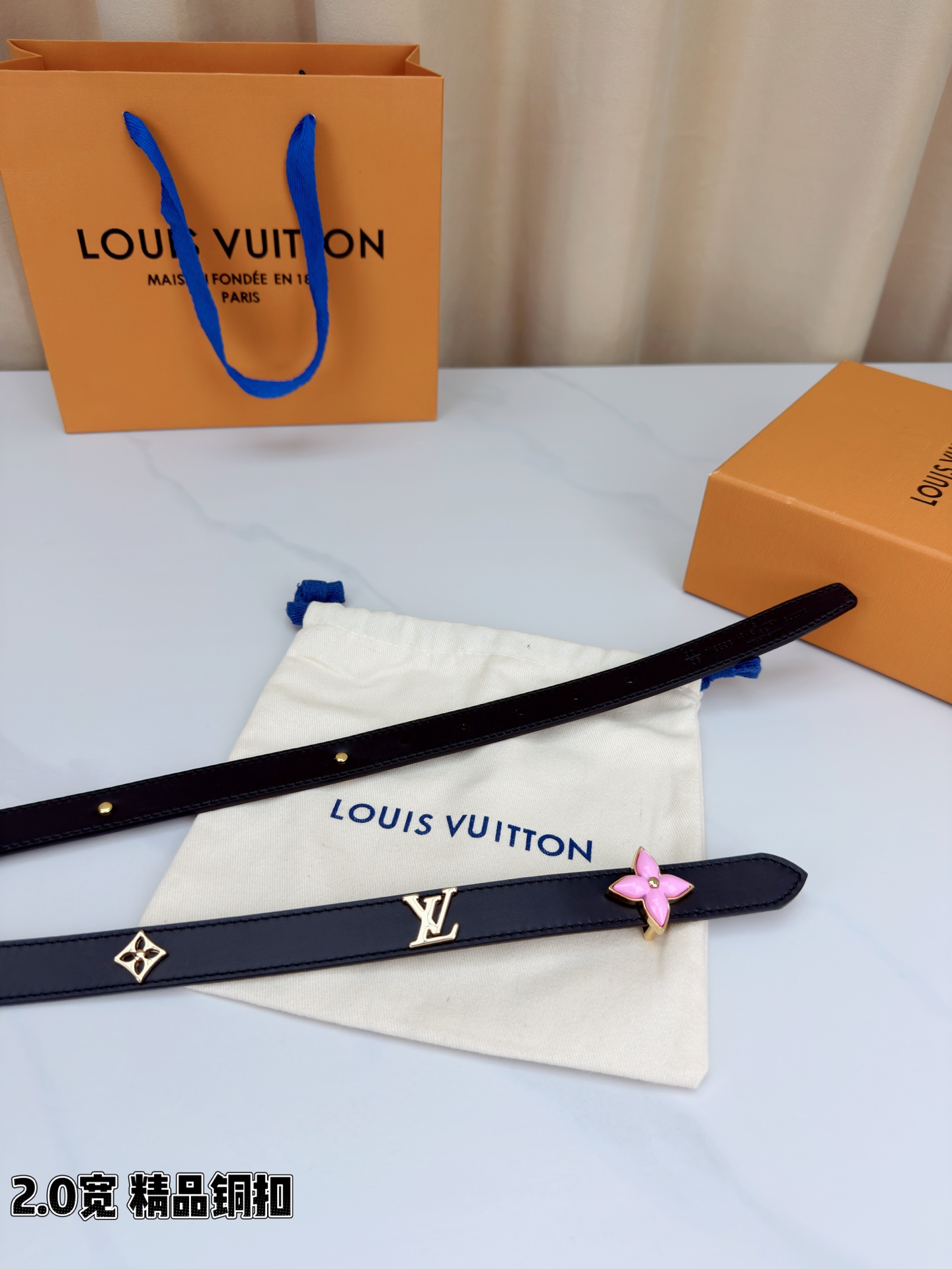 2.0宽精品铜扣 LV细皮带 亮面皮革光泽细腻 金色铆钉闪耀夺目 四叶花饰件灵动精致
