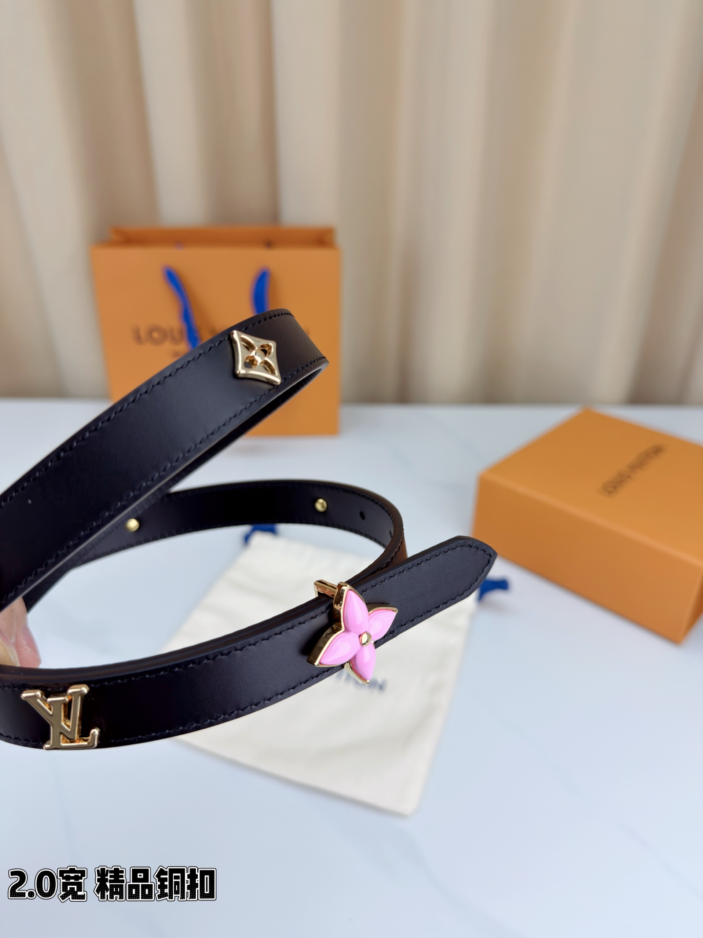 2.0宽精品铜扣 LV细皮带 亮面皮革光泽细腻 金色铆钉闪耀夺目 四叶花饰件灵动精致
