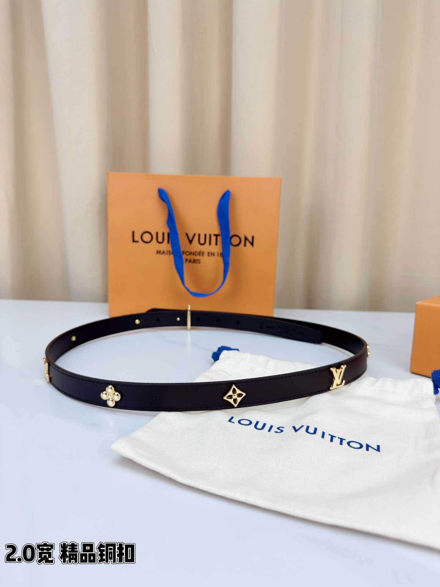 2.0宽精品铜扣 LV细皮带 亮面皮革光泽细腻 金色铆钉闪耀夺目 四叶花饰件灵动精致