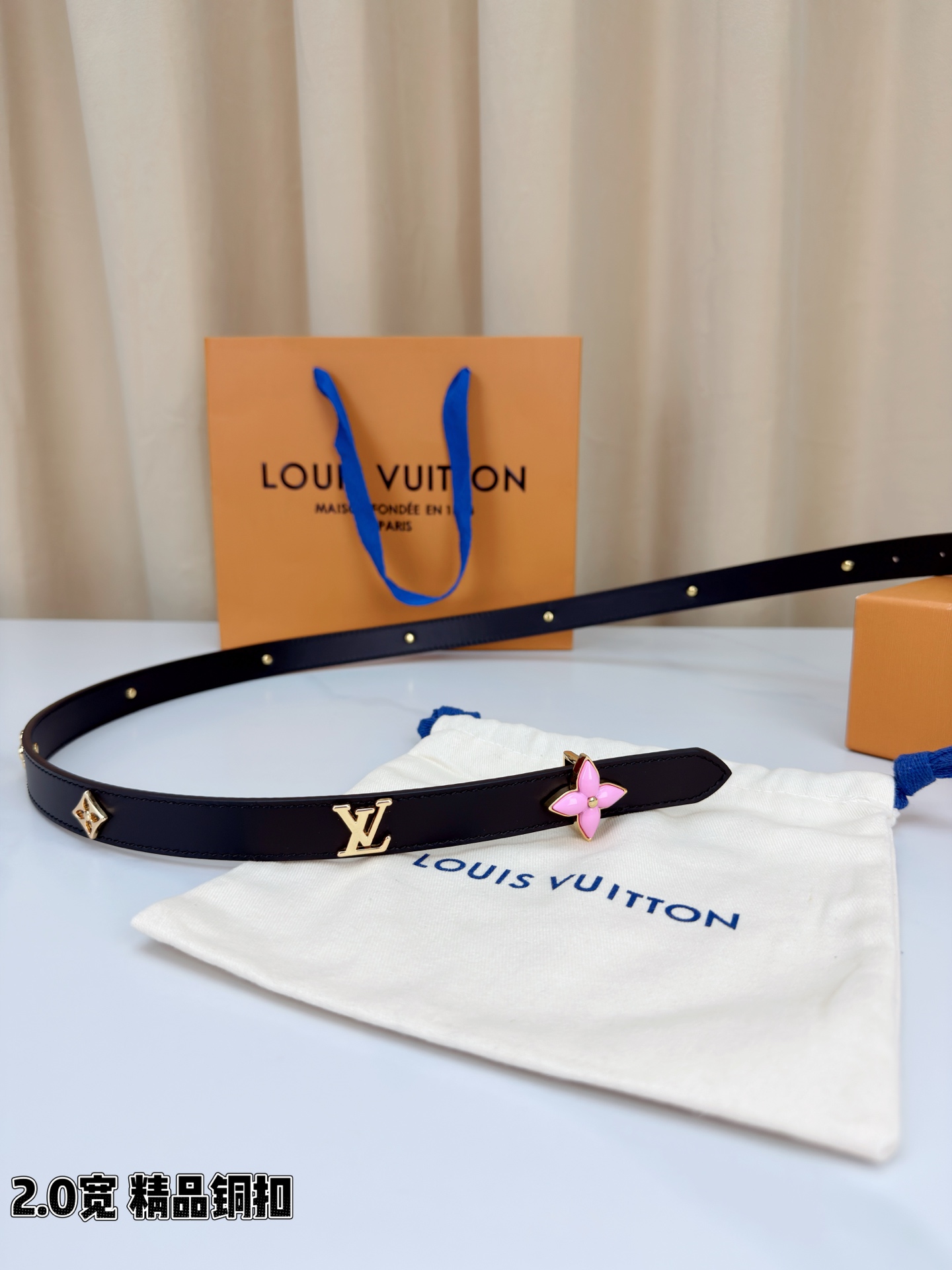 2.0宽精品铜扣 LV细皮带 亮面皮革光泽细腻 金色铆钉闪耀夺目 四叶花饰件灵动精致