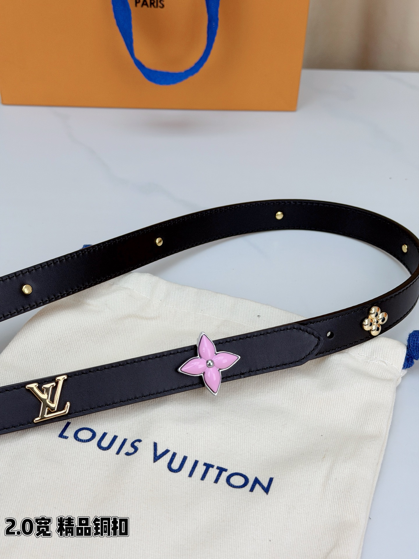 2.0宽精品铜扣 LV细皮带 亮面皮革光泽细腻 金色铆钉闪耀夺目 四叶花饰件灵动精致