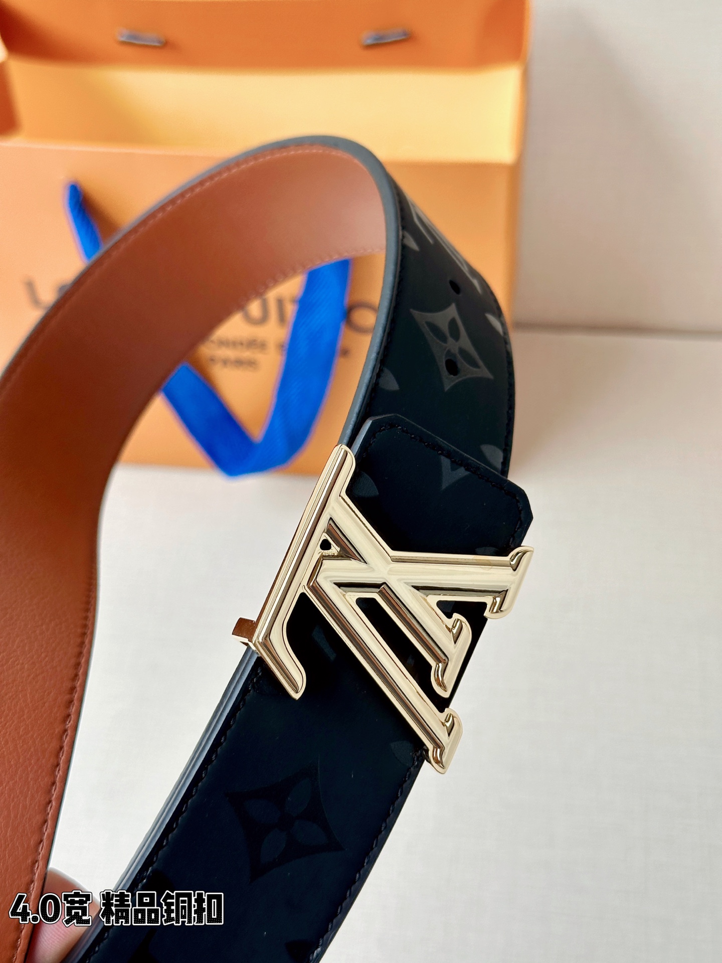 4.0宽 经过全新设计的标志性 LV Pyramide 搭扣 搭配经典配色 Monogram Illusion 皮带