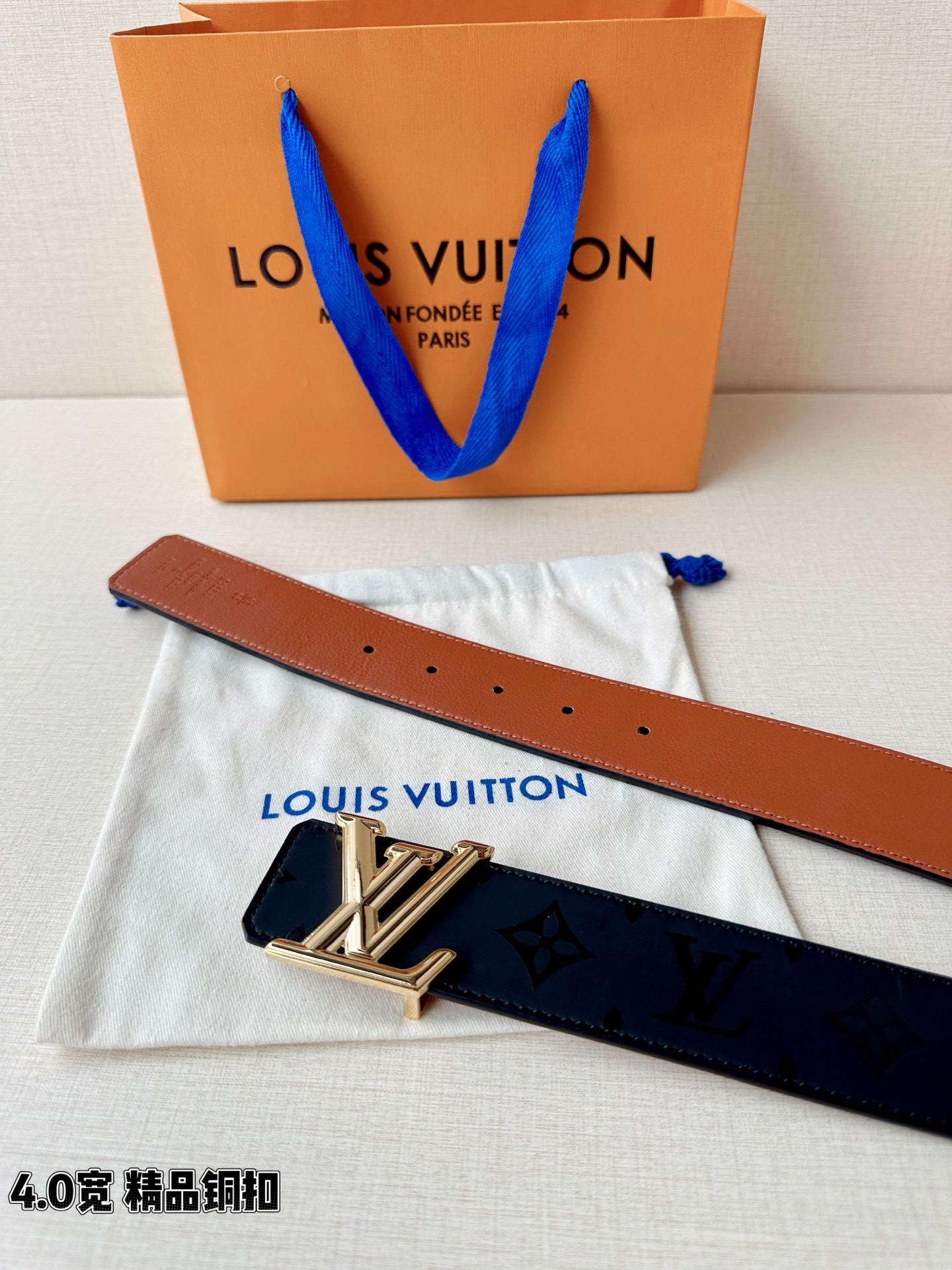 4.0宽 经过全新设计的标志性 LV Pyramide 搭扣 搭配经典配色 Monogram Illusion 皮带