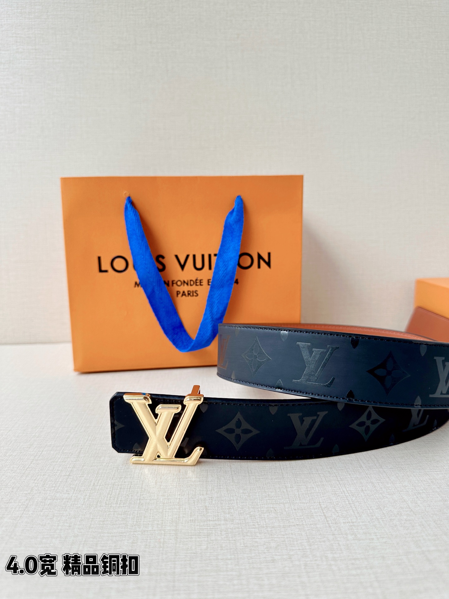 4.0宽 经过全新设计的标志性 LV Pyramide 搭扣 搭配经典配色 Monogram Illusion 皮带