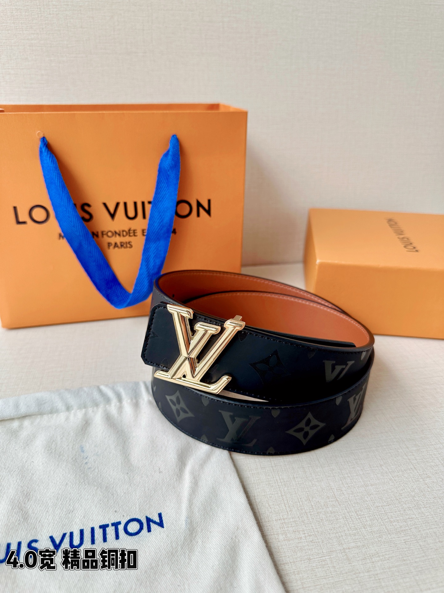 4.0宽 经过全新设计的标志性 LV Pyramide 搭扣 搭配经典配色 Monogram Illusion 皮带