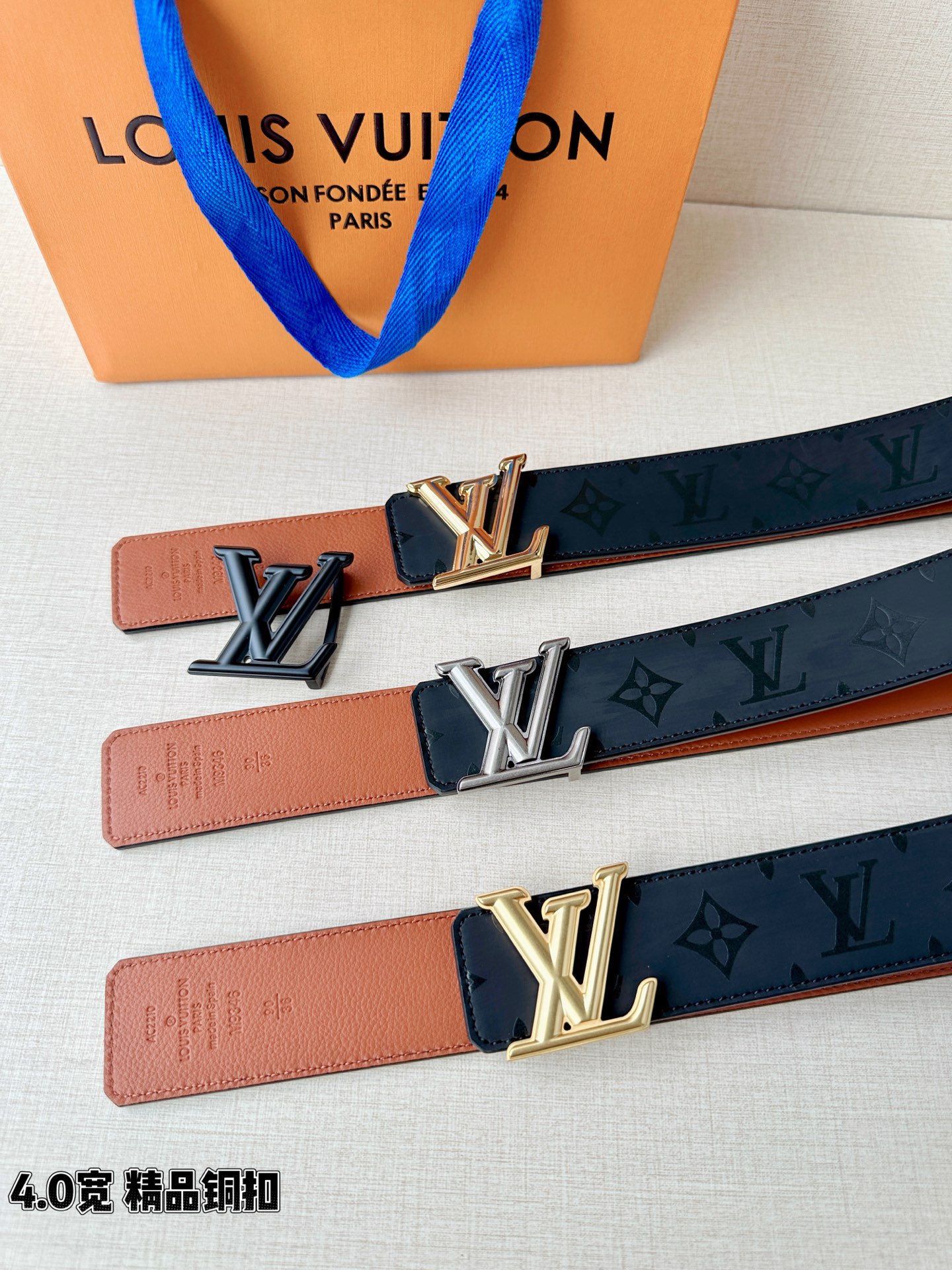 4.0宽 经过全新设计的标志性 LV Pyramide 搭扣 搭配经典配色 Monogram Illusion 皮带