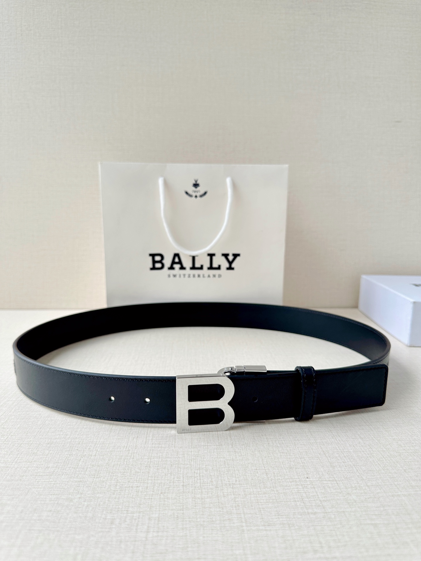 NO:763934,BALLY (Bally) counter same style men's reversible belt 3.4cm wide This is made of imported cowhide on the reverse side. The front metal buckle is simple and versatile. The adjustable length can easily match the perfect size, belt, bally, cowhide.19860909BALLY(巴利) 专柜同款 男士双面用腰带 宽3.4cm 这款选用反面进口牛皮精制而成 正面金属搭扣,简约百搭 可调式长度可轻松匹配完美尺寸,皮带,bally,cowhide,Belt