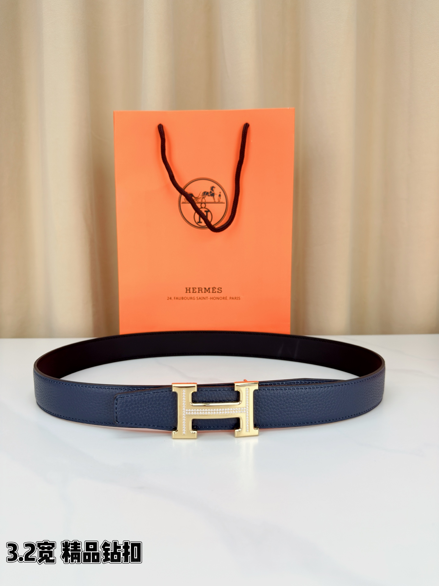 NO:763937,Hermès 3.2 wide classic octagonal Swarovski single-row diamond buckle, made of top-quality first-layer cowhide. The double figure tail design is unique and elegant, and the bright diamond buckle shines. The luxurious texture shows extraordinary taste, suitable for business and leisure, and can handle every important occasion with ease. Belt, hermes, cowhide19860909Hermès 3.2宽 经典八角施华洛奇单排钻扣,顶级头层牛皮打造.双八字尾设计独特优雅,璀璨钻扣熠熠生辉.奢华质感尽显不凡品位,商务休闲皆宜,从容驾驭每一个重要场合,皮带,hermes,cowhide,Belt