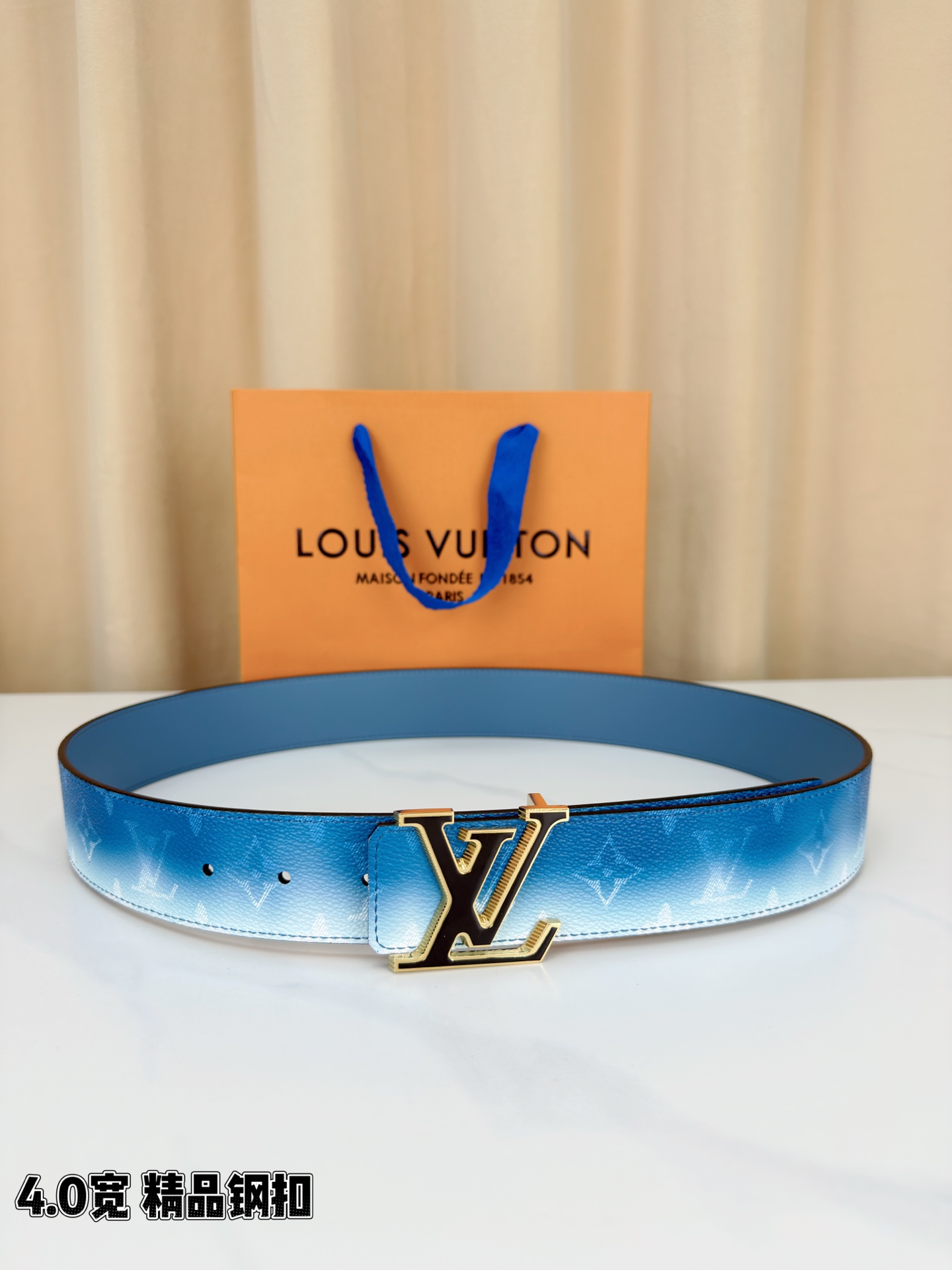 LV 4.0宽 Initiales Monogram Pigment 双面腰带以褪色笔触重绘备受喜爱的经