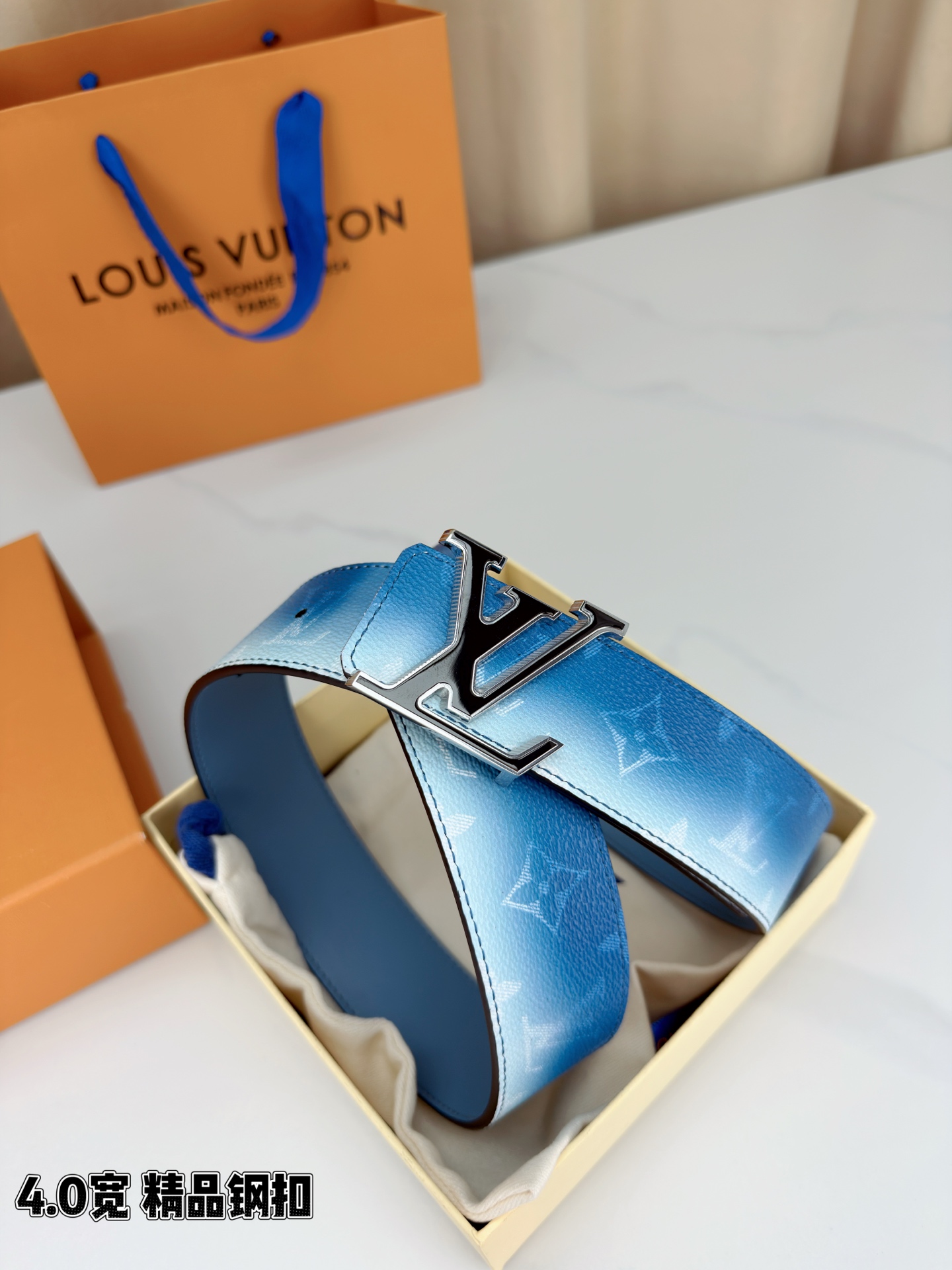 LV 4.0宽 Initiales Monogram Pigment 双面腰带以褪色笔触重绘备受喜爱的经