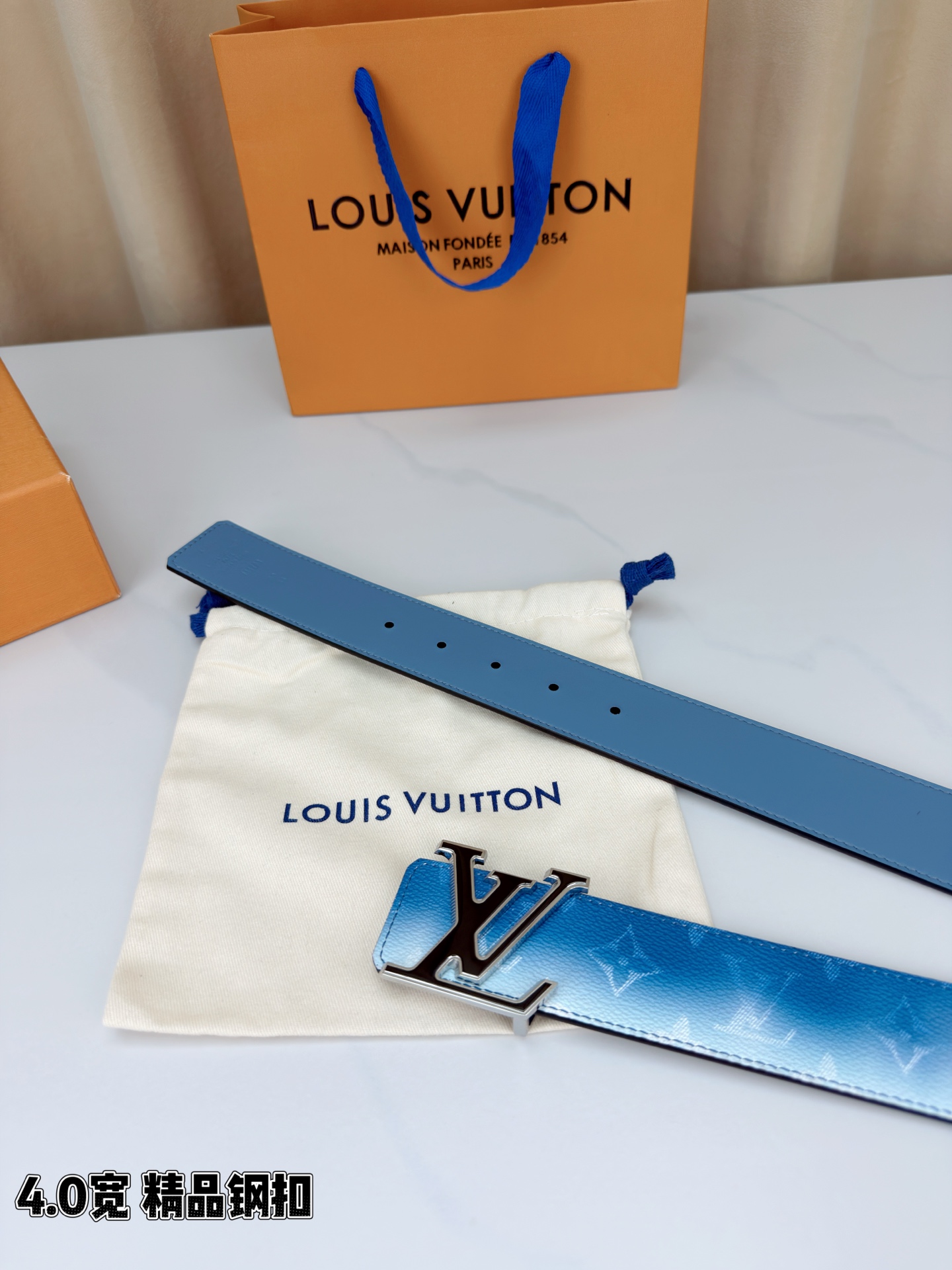 LV 4.0宽 Initiales Monogram Pigment 双面腰带以褪色笔触重绘备受喜爱的经