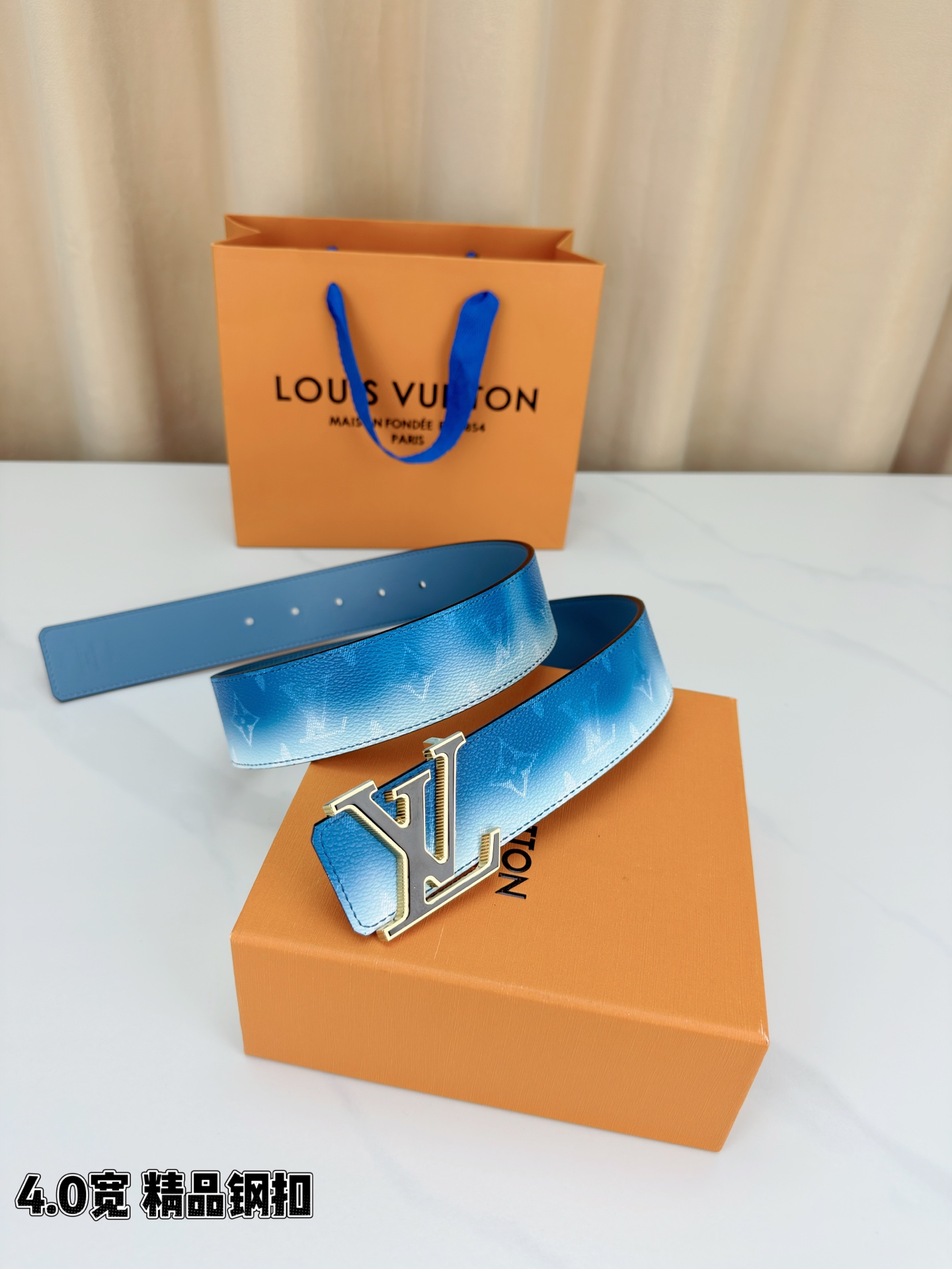 LV 4.0宽 Initiales Monogram Pigment 双面腰带以褪色笔触重绘备受喜爱的经