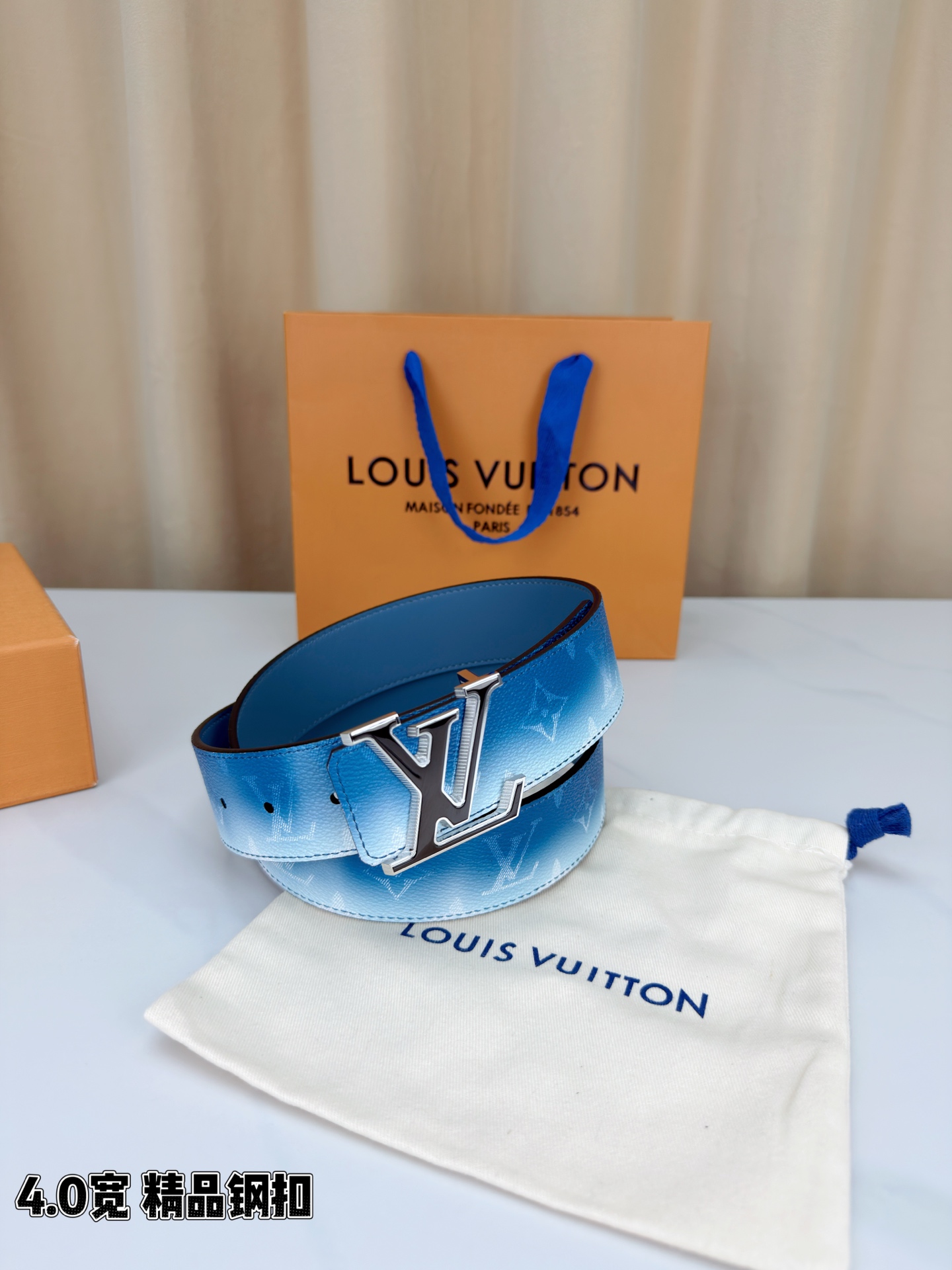 LV 4.0宽 Initiales Monogram Pigment 双面腰带以褪色笔触重绘备受喜爱的经