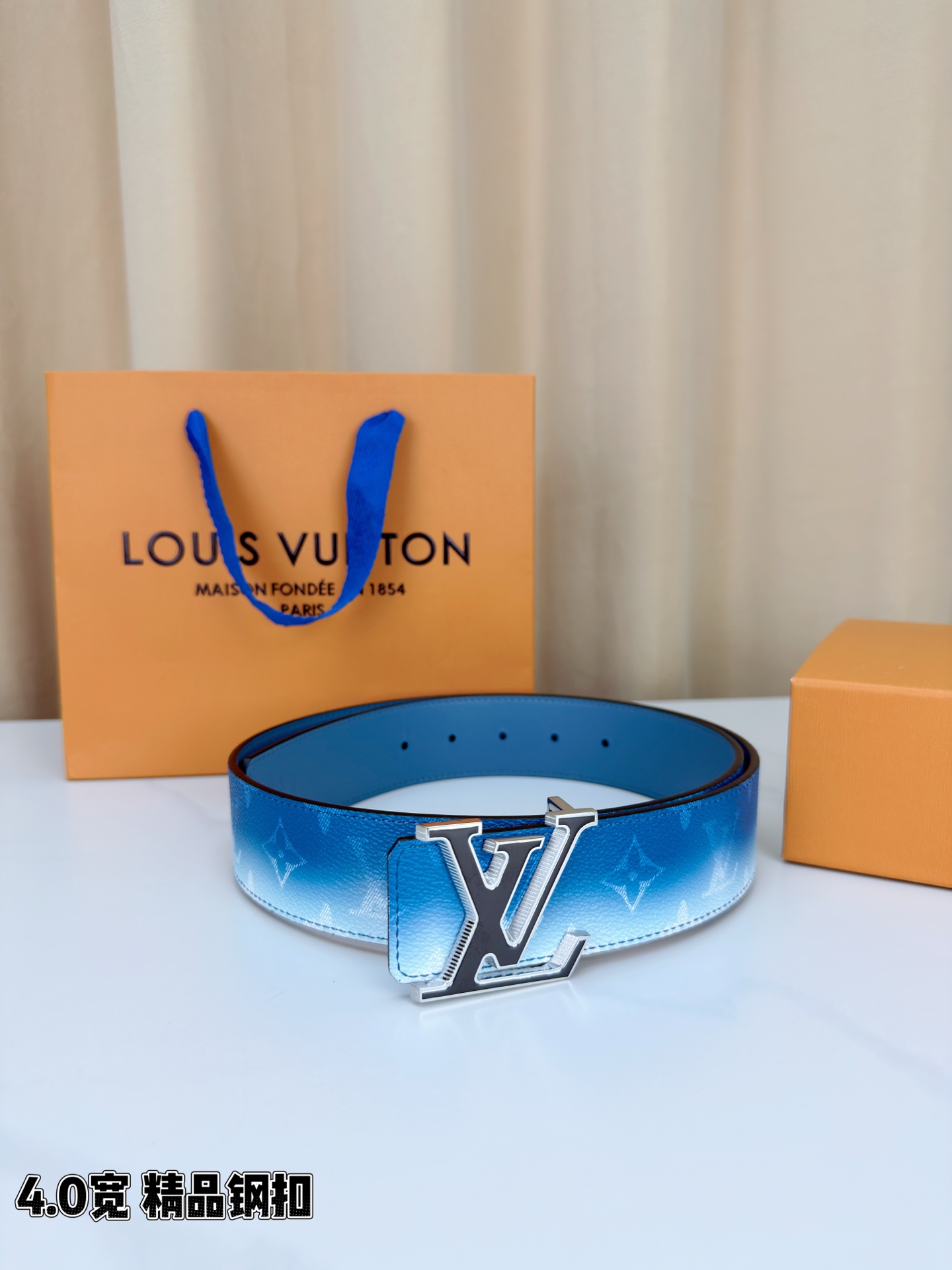 LV 4.0宽 Initiales Monogram Pigment 双面腰带以褪色笔触重绘备受喜爱的经