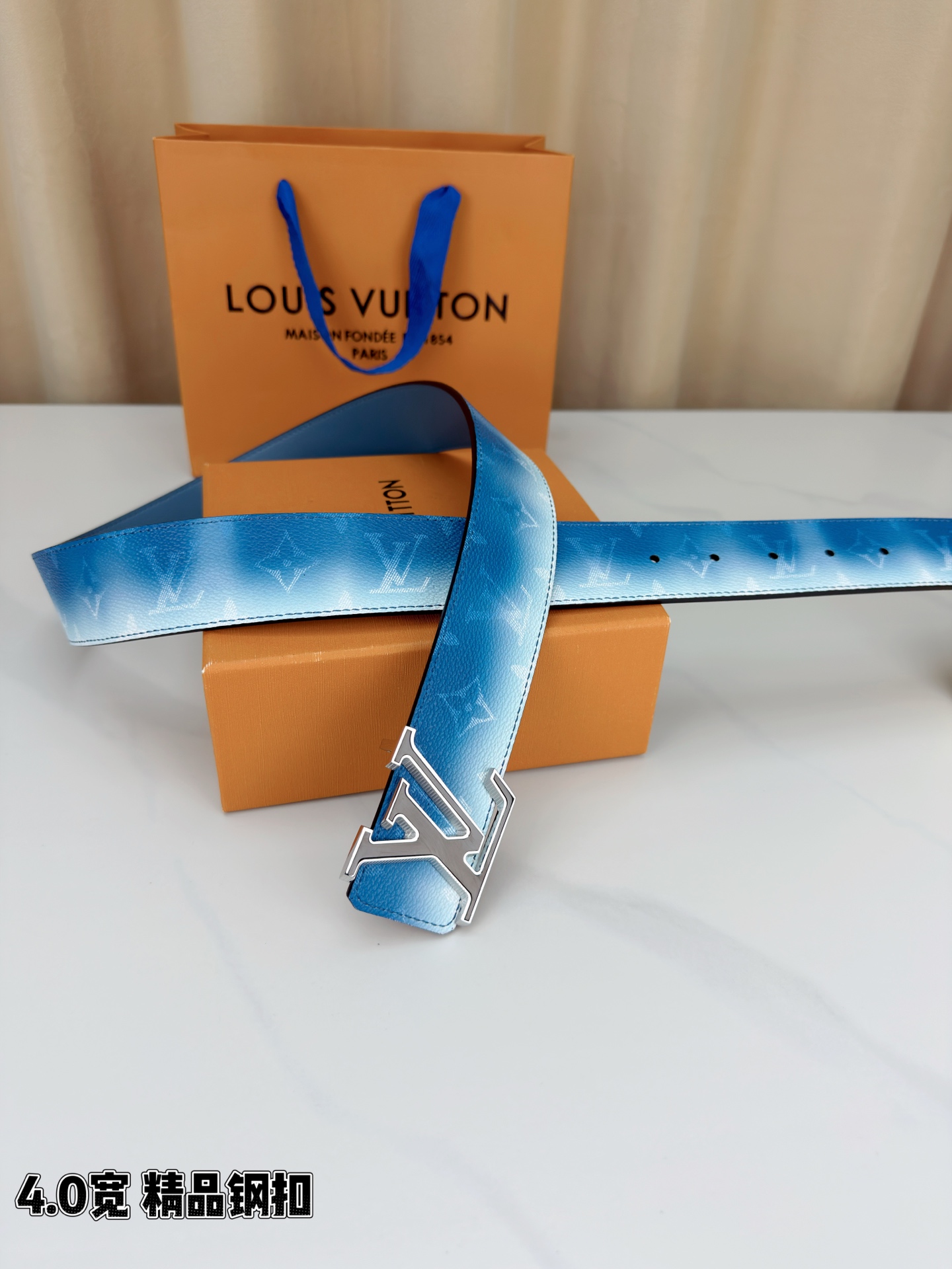 LV 4.0宽 Initiales Monogram Pigment 双面腰带以褪色笔触重绘备受喜爱的经