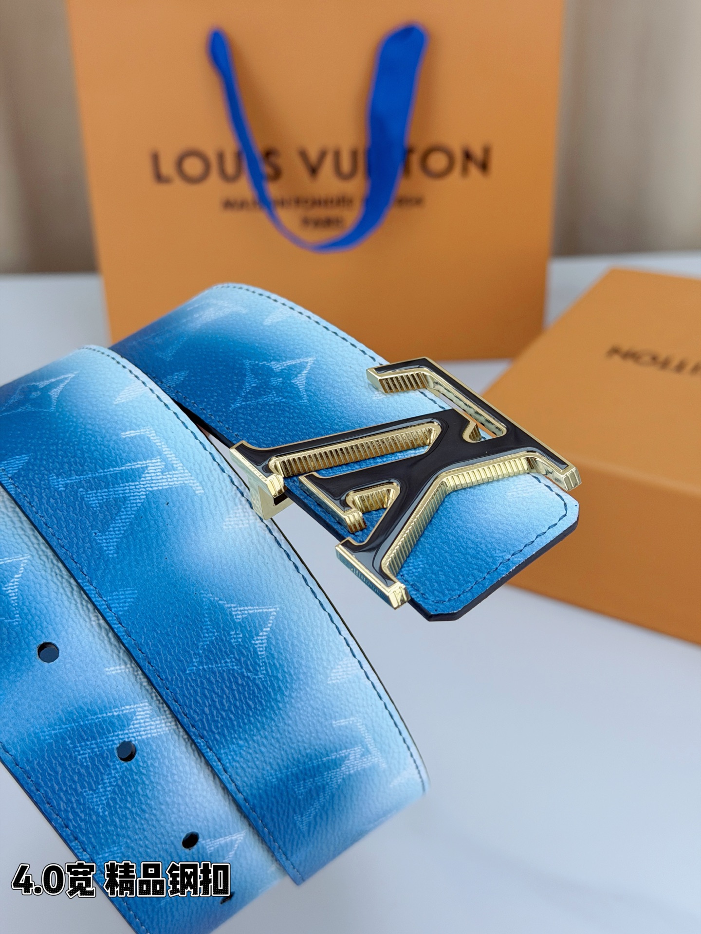 LV 4.0宽 Initiales Monogram Pigment 双面腰带以褪色笔触重绘备受喜爱的经