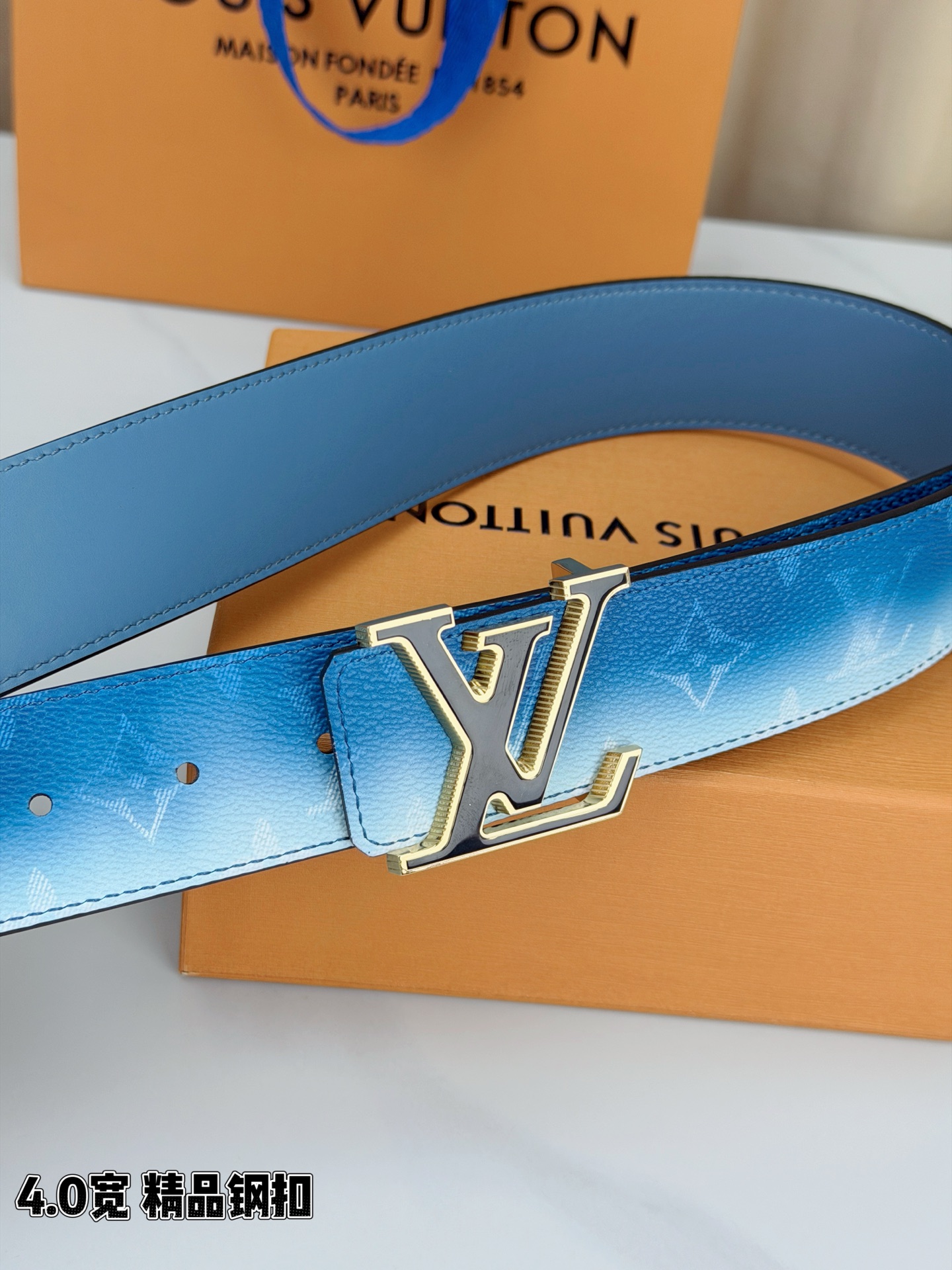 LV 4.0宽 Initiales Monogram Pigment 双面腰带以褪色笔触重绘备受喜爱的经