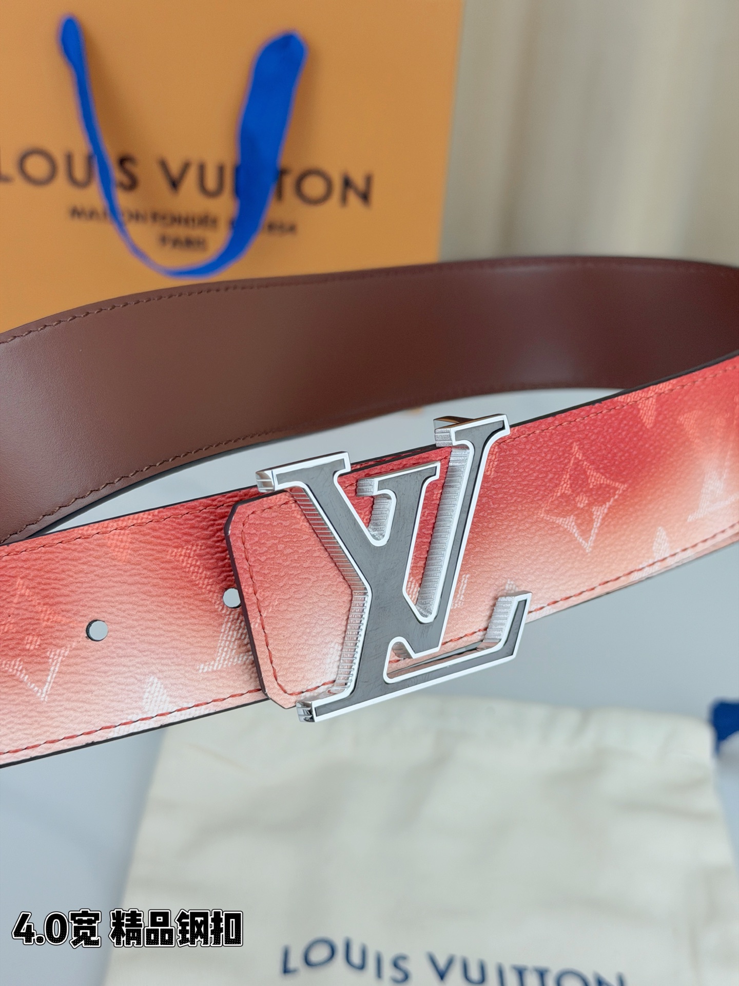 LV 4.0宽 Initiales Monogram Pigment 双面腰带以褪色笔触重绘备受喜爱的经