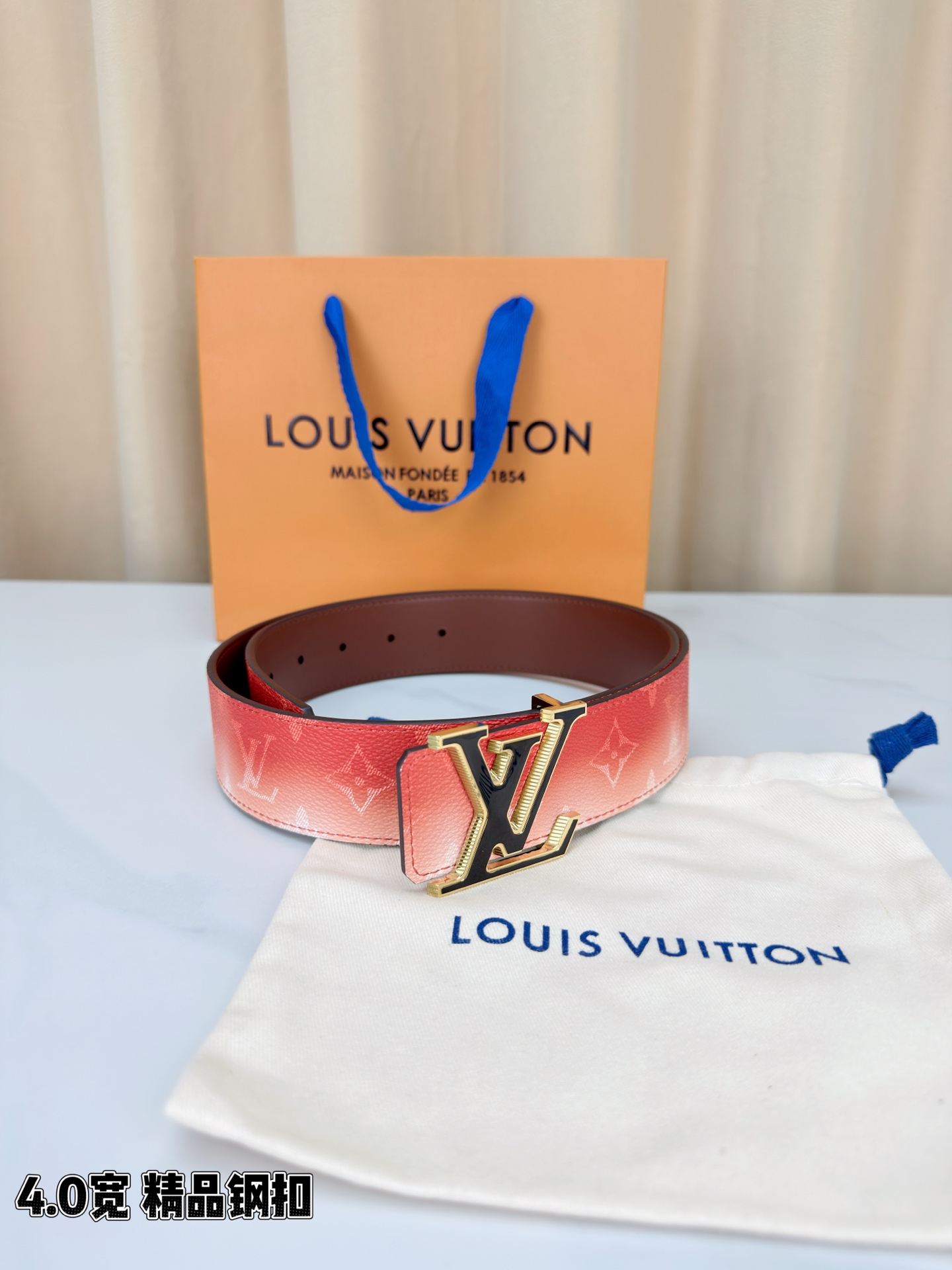 LV 4.0宽 Initiales Monogram Pigment 双面腰带以褪色笔触重绘备受喜爱的经