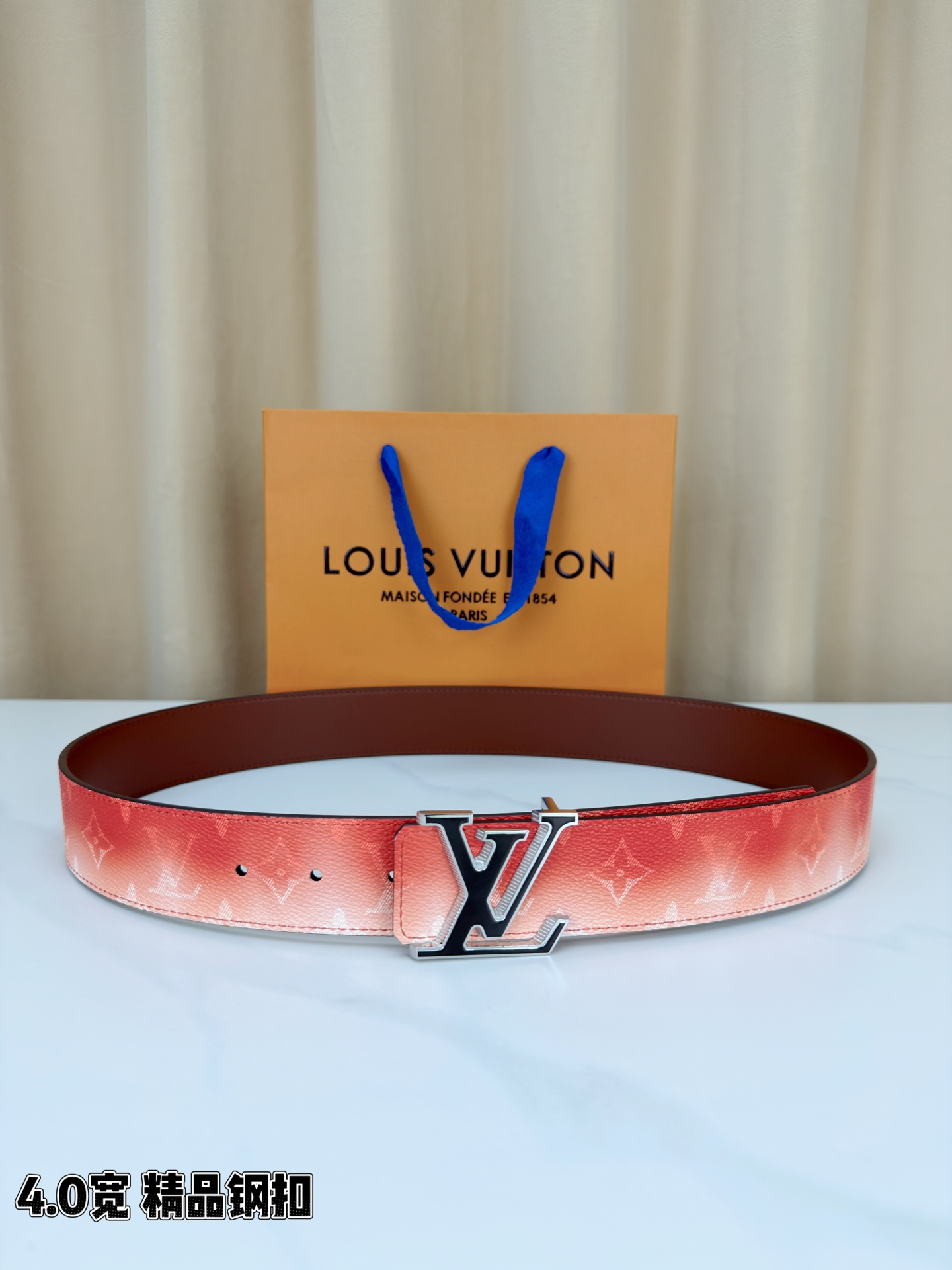 LV 4.0宽 Initiales Monogram Pigment 双面腰带以褪色笔触重绘备受喜爱的经