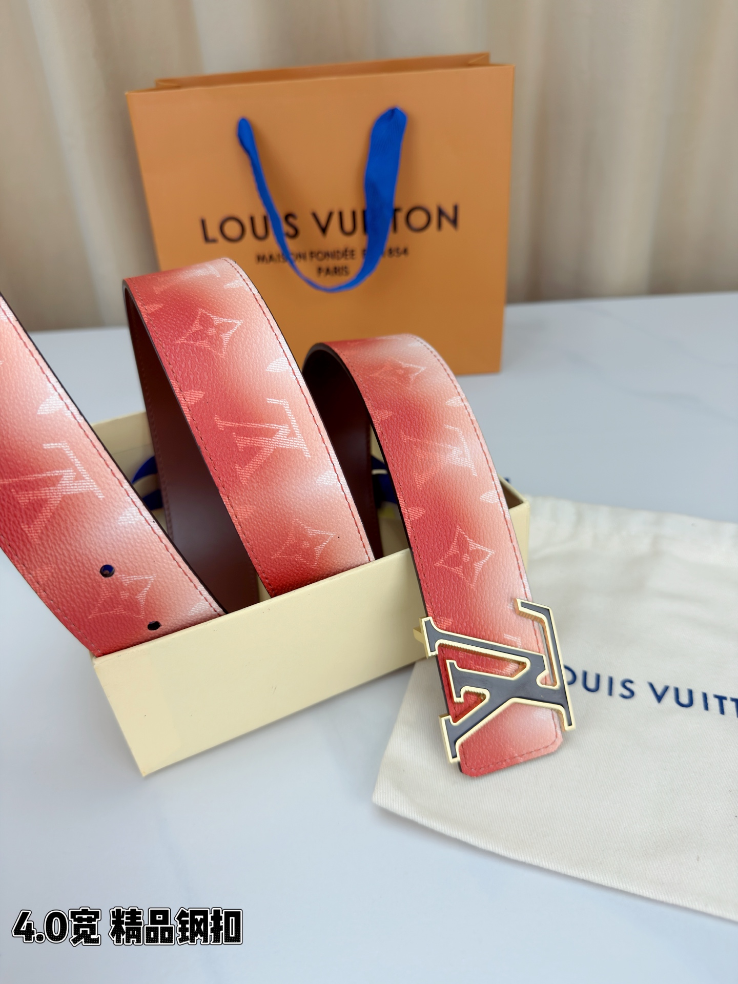 LV 4.0宽 Initiales Monogram Pigment 双面腰带以褪色笔触重绘备受喜爱的经