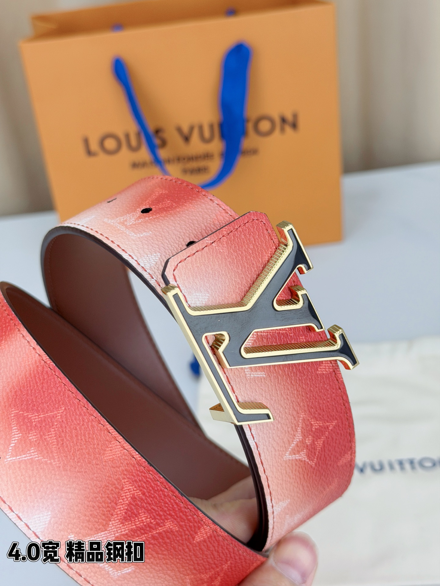 LV 4.0宽 Initiales Monogram Pigment 双面腰带以褪色笔触重绘备受喜爱的经