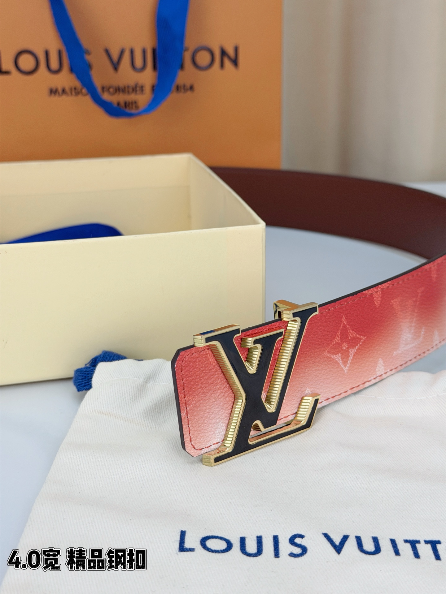 LV 4.0宽 Initiales Monogram Pigment 双面腰带以褪色笔触重绘备受喜爱的经