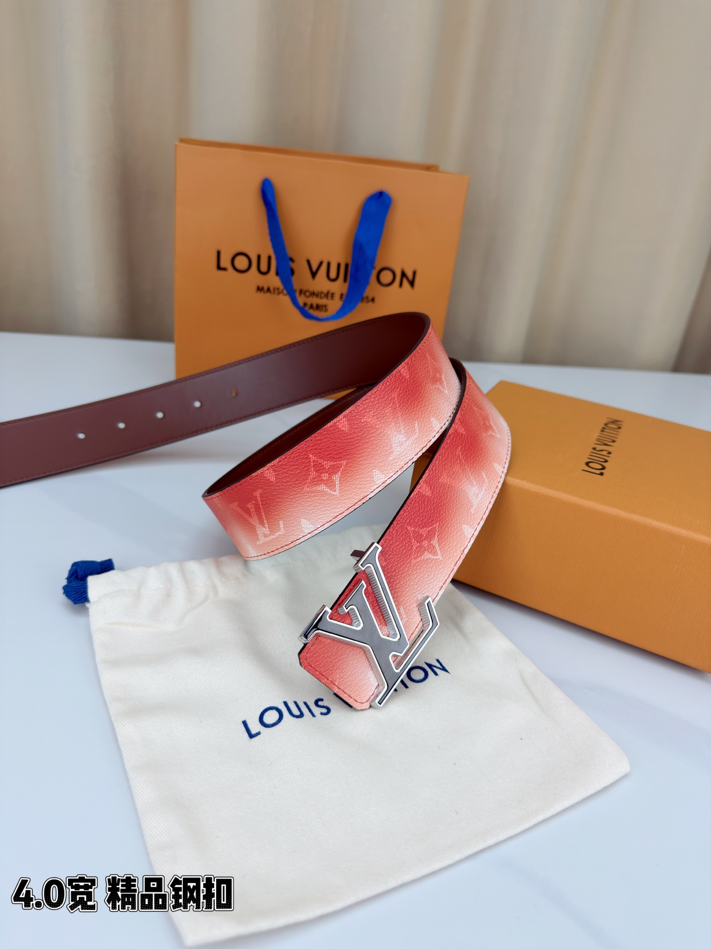 LV 4.0宽 Initiales Monogram Pigment 双面腰带以褪色笔触重绘备受喜爱的经