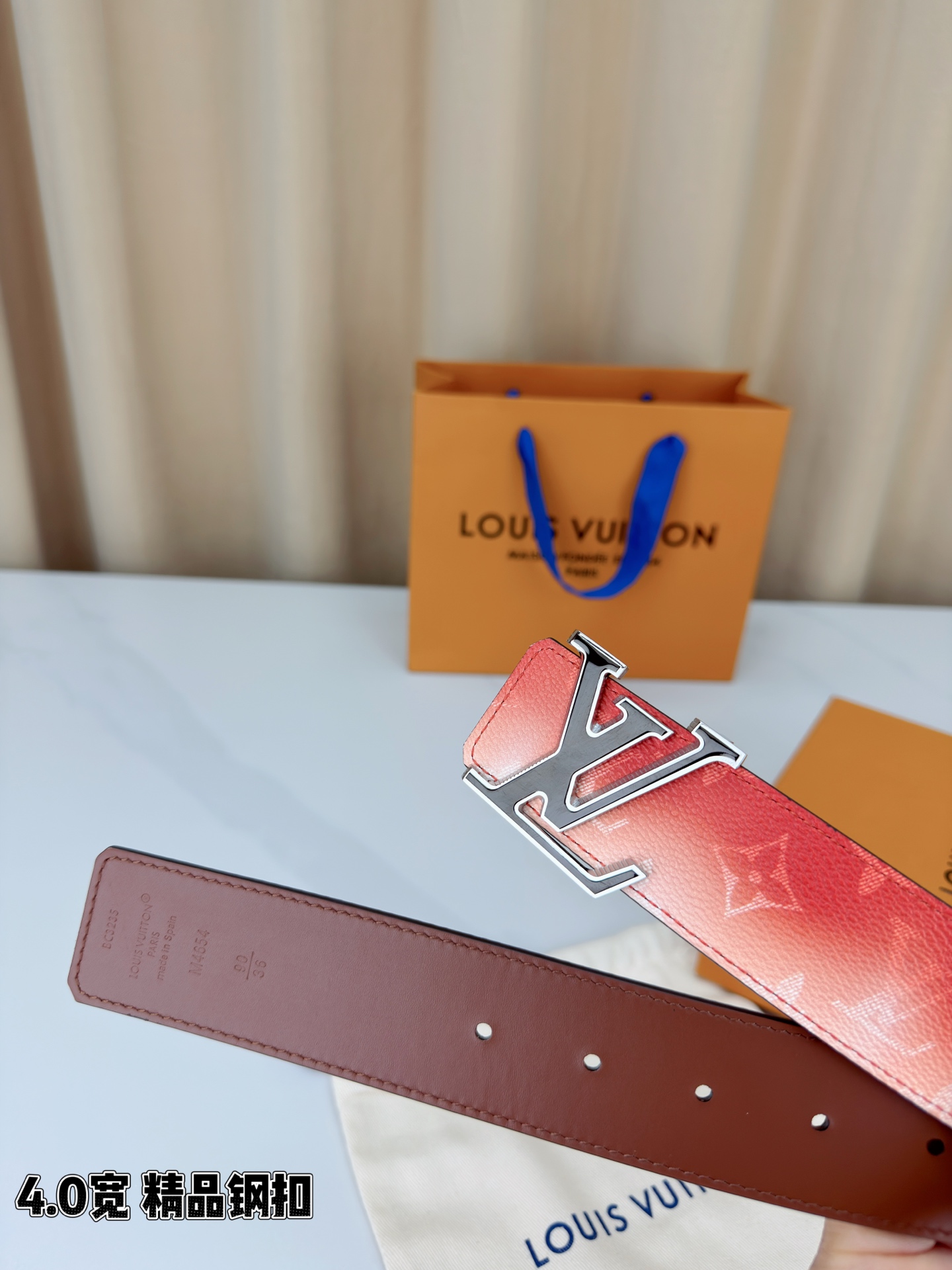 LV 4.0宽 Initiales Monogram Pigment 双面腰带以褪色笔触重绘备受喜爱的经