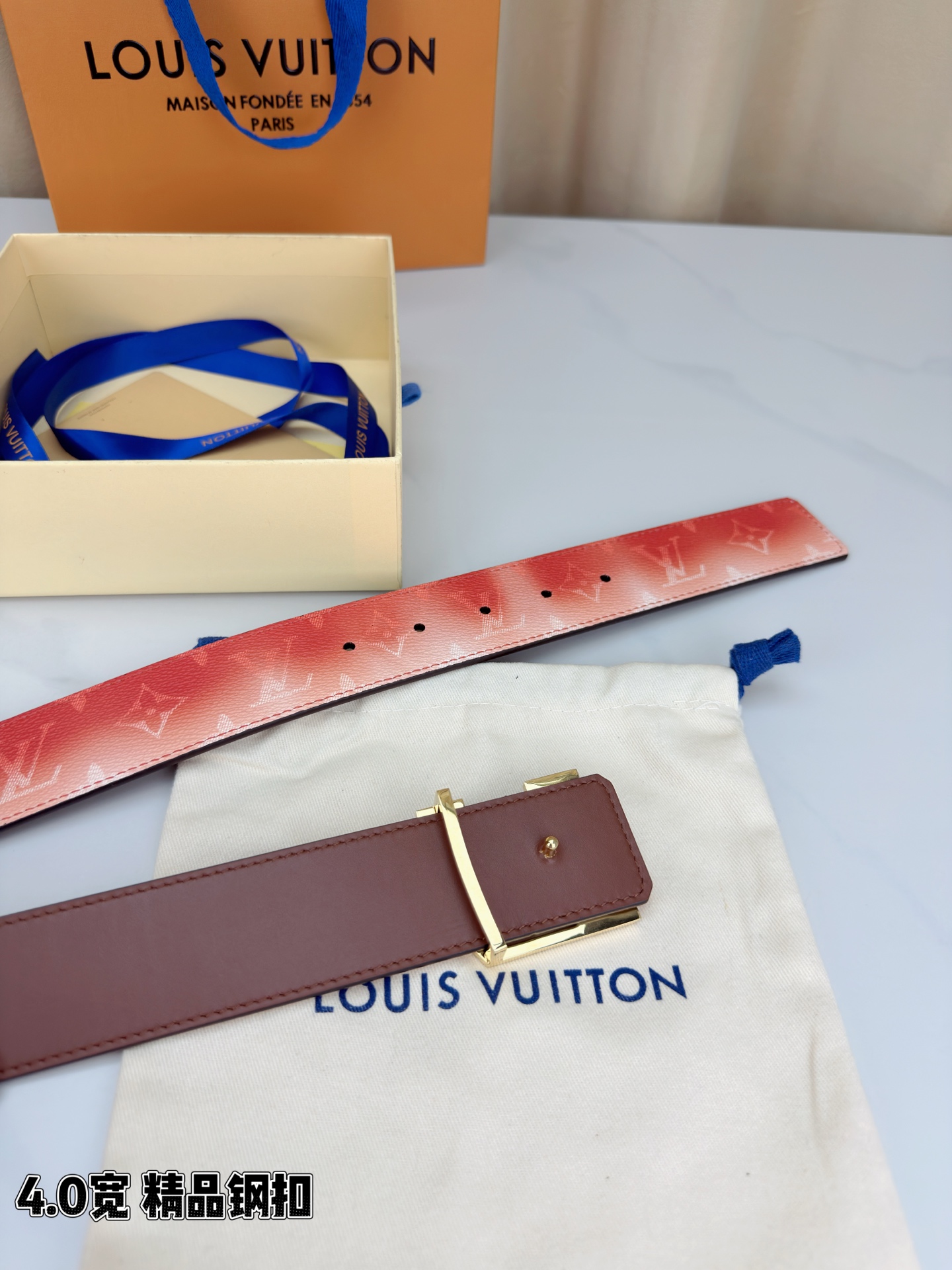 LV 4.0宽 Initiales Monogram Pigment 双面腰带以褪色笔触重绘备受喜爱的经