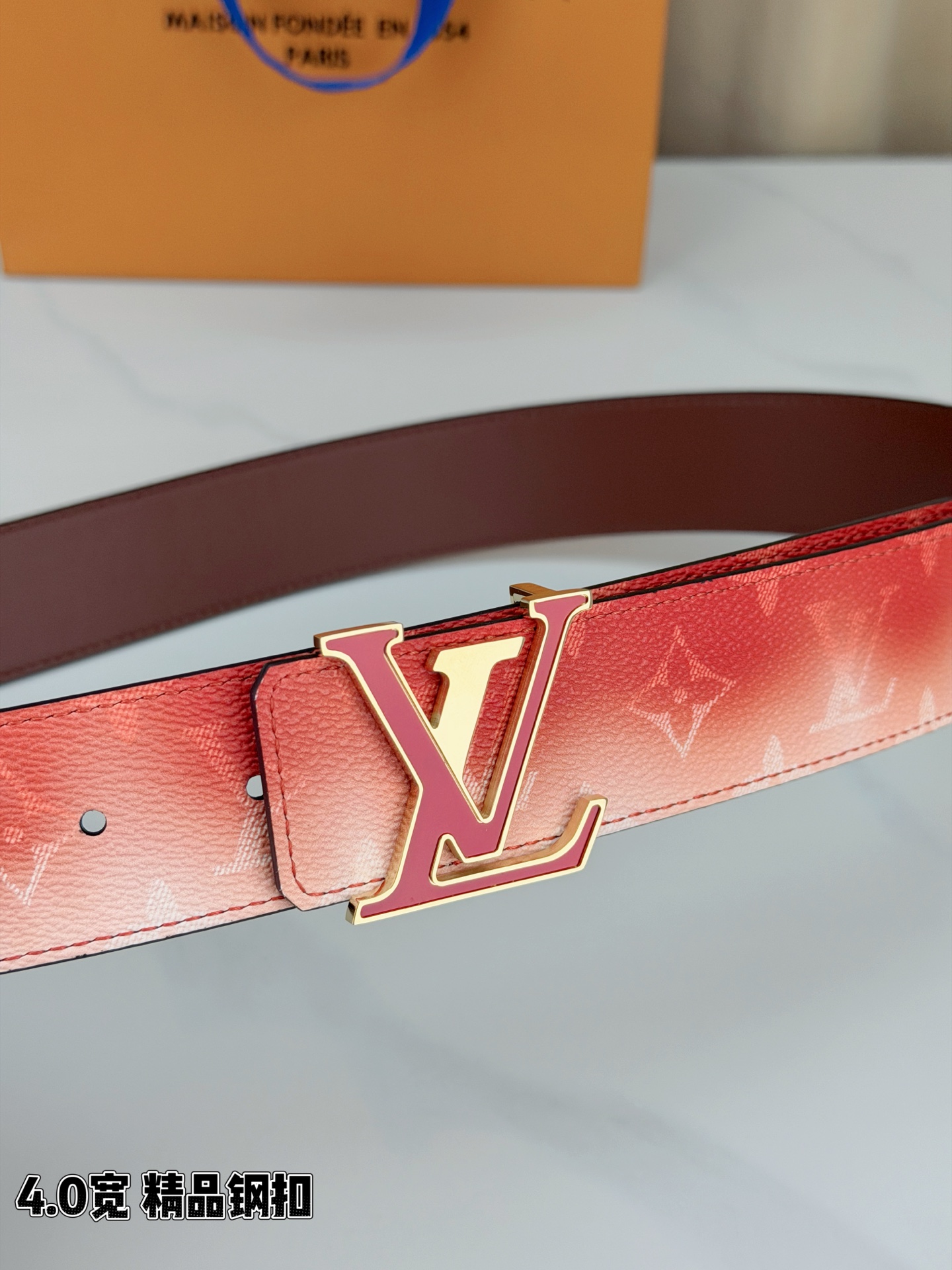 LV 4.0宽 Initiales Monogram Pigment 双面腰带以褪色笔触重绘备受喜爱的经
