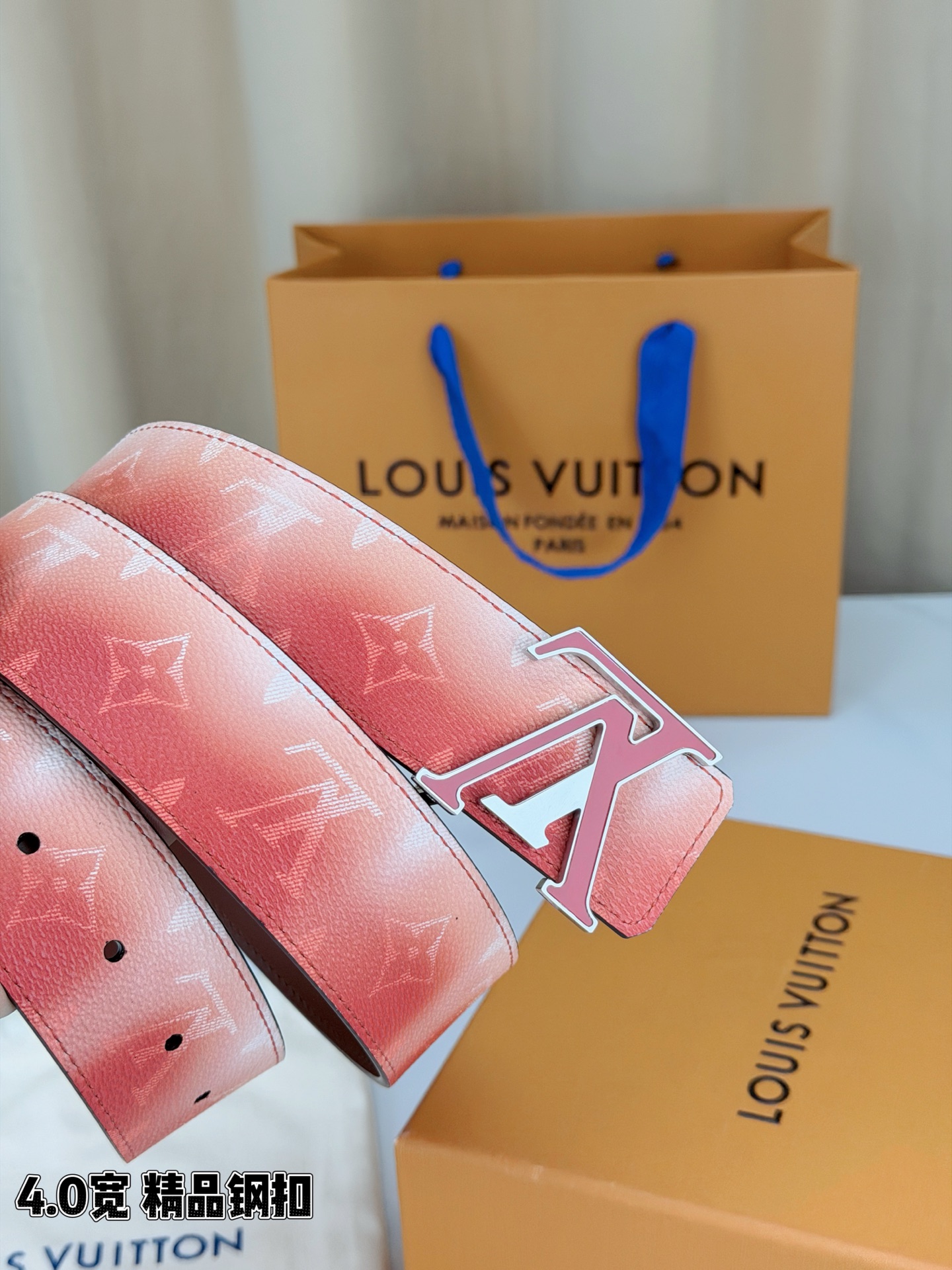 LV 4.0宽 Initiales Monogram Pigment 双面腰带以褪色笔触重绘备受喜爱的经