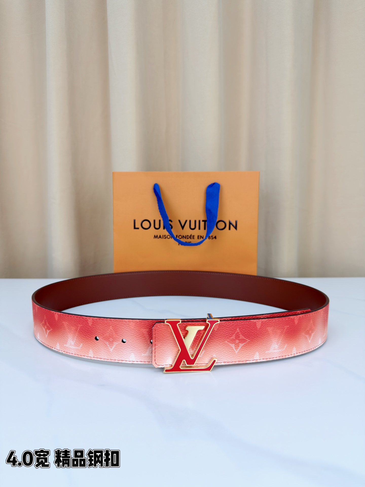 LV 4.0宽 Initiales Monogram Pigment 双面腰带以褪色笔触重绘备受喜爱的经