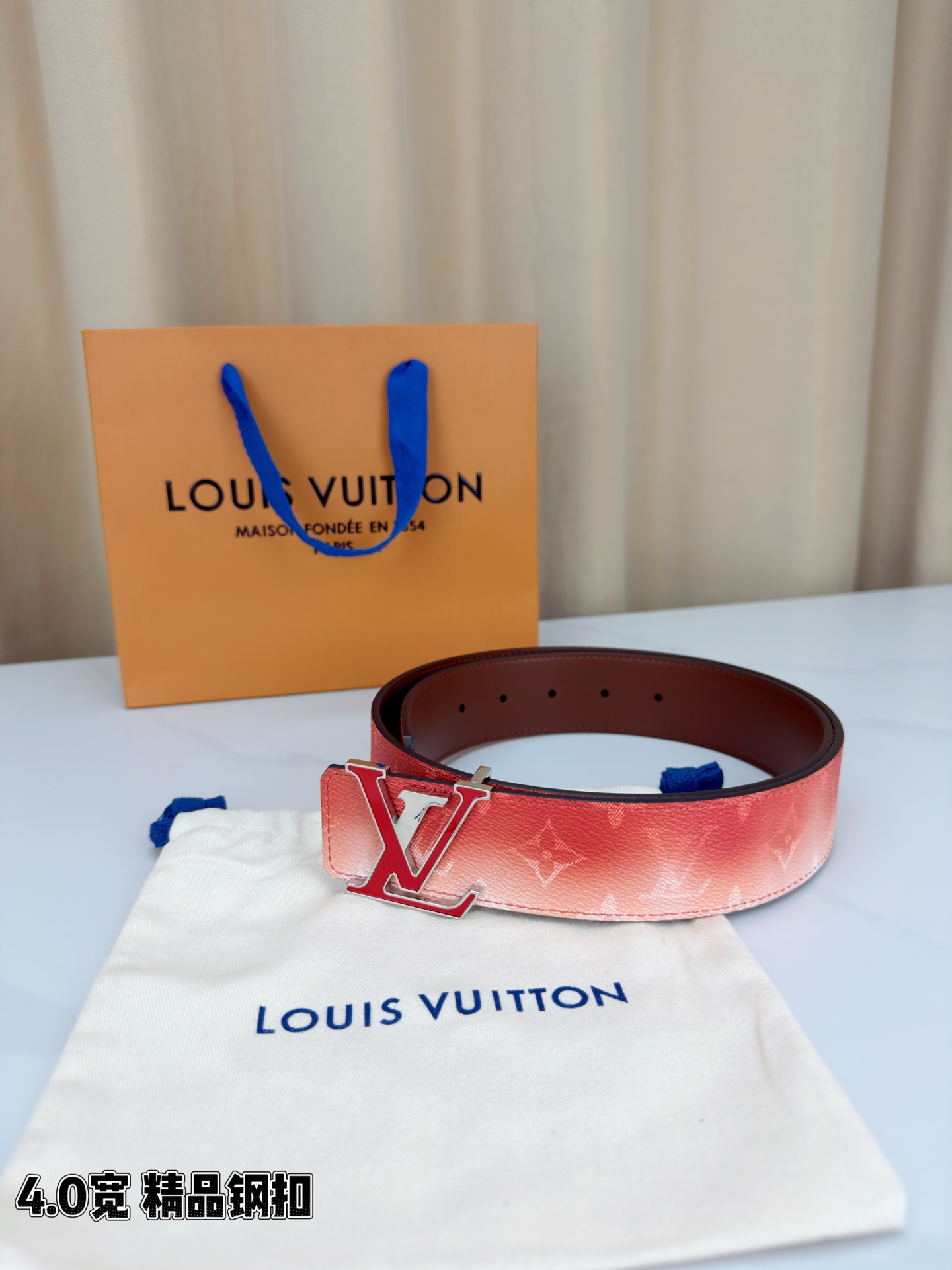 LV 4.0宽 Initiales Monogram Pigment 双面腰带以褪色笔触重绘备受喜爱的经