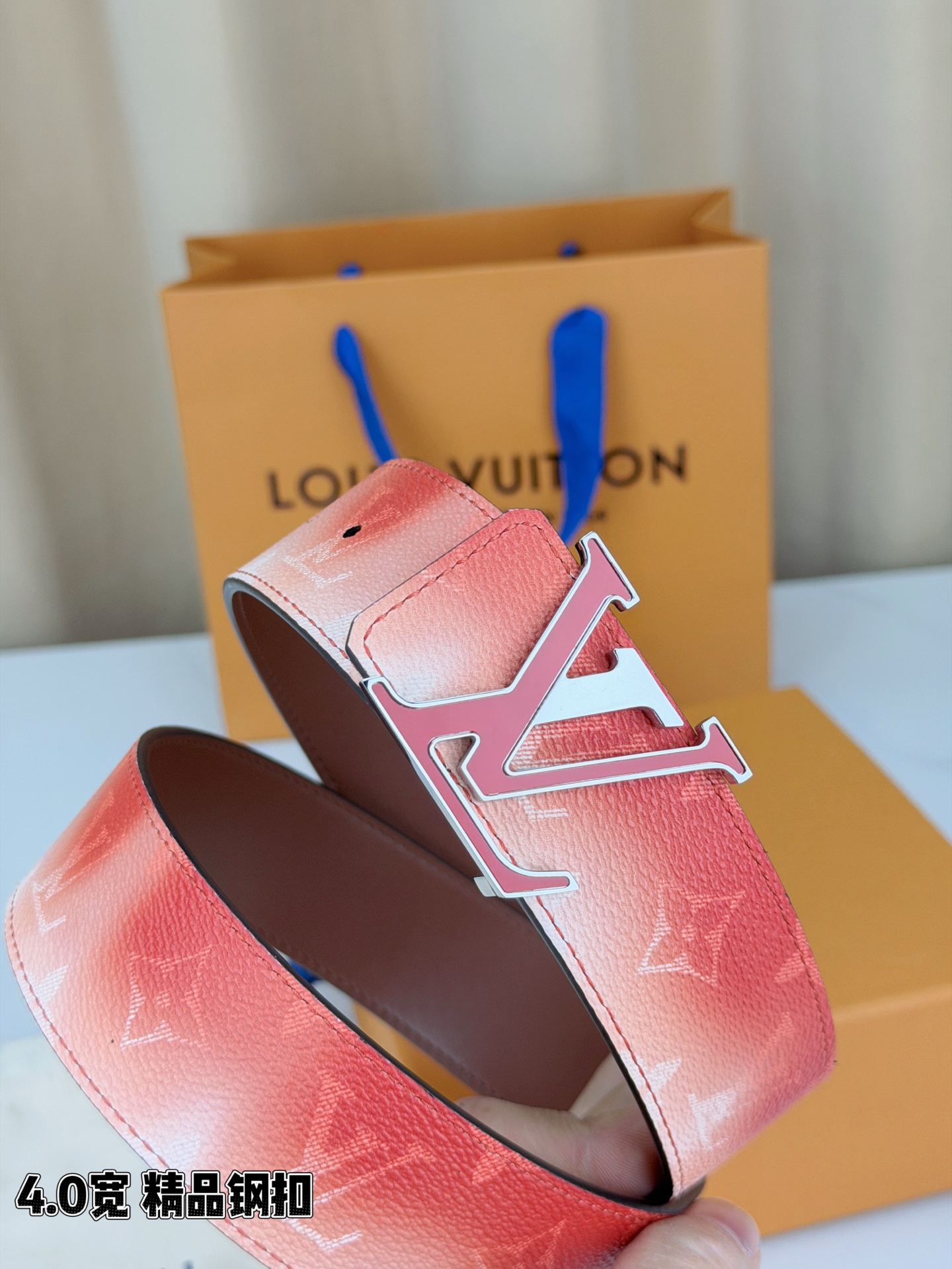 LV 4.0宽 Initiales Monogram Pigment 双面腰带以褪色笔触重绘备受喜爱的经