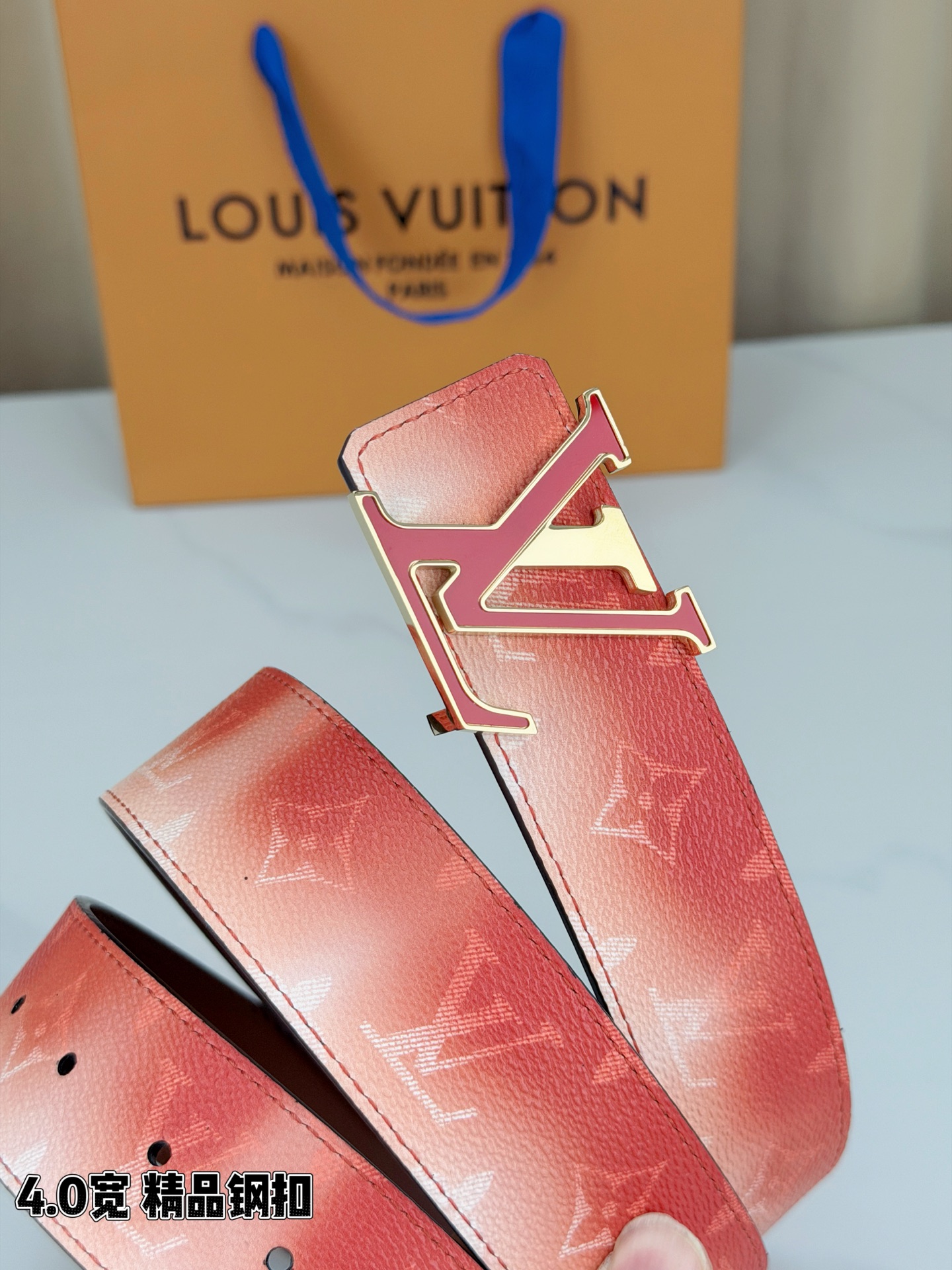 LV 4.0宽 Initiales Monogram Pigment 双面腰带以褪色笔触重绘备受喜爱的经