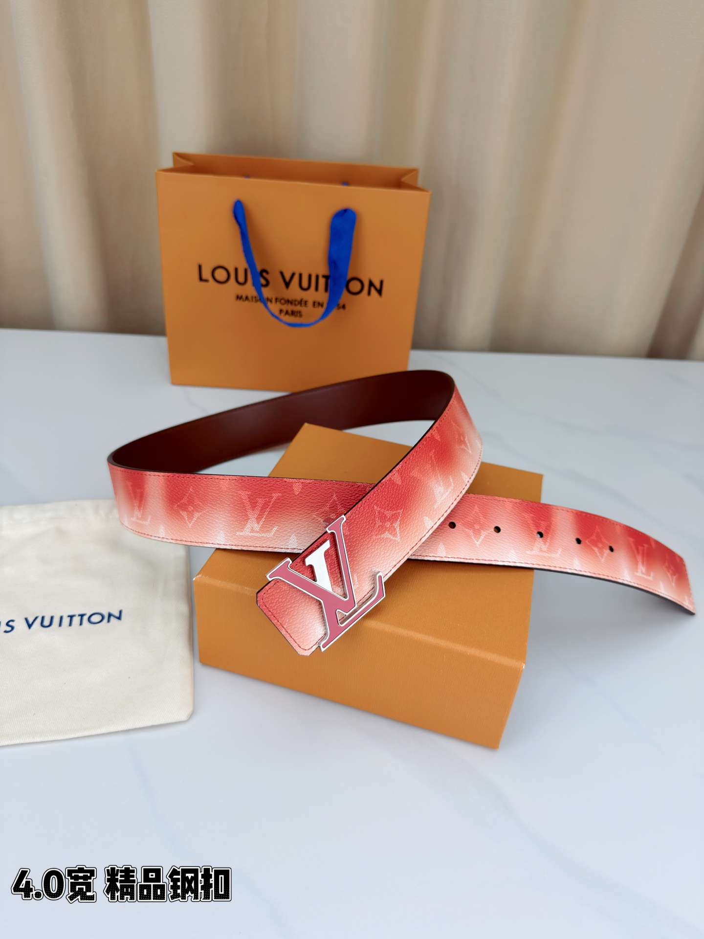 LV 4.0宽 Initiales Monogram Pigment 双面腰带以褪色笔触重绘备受喜爱的经