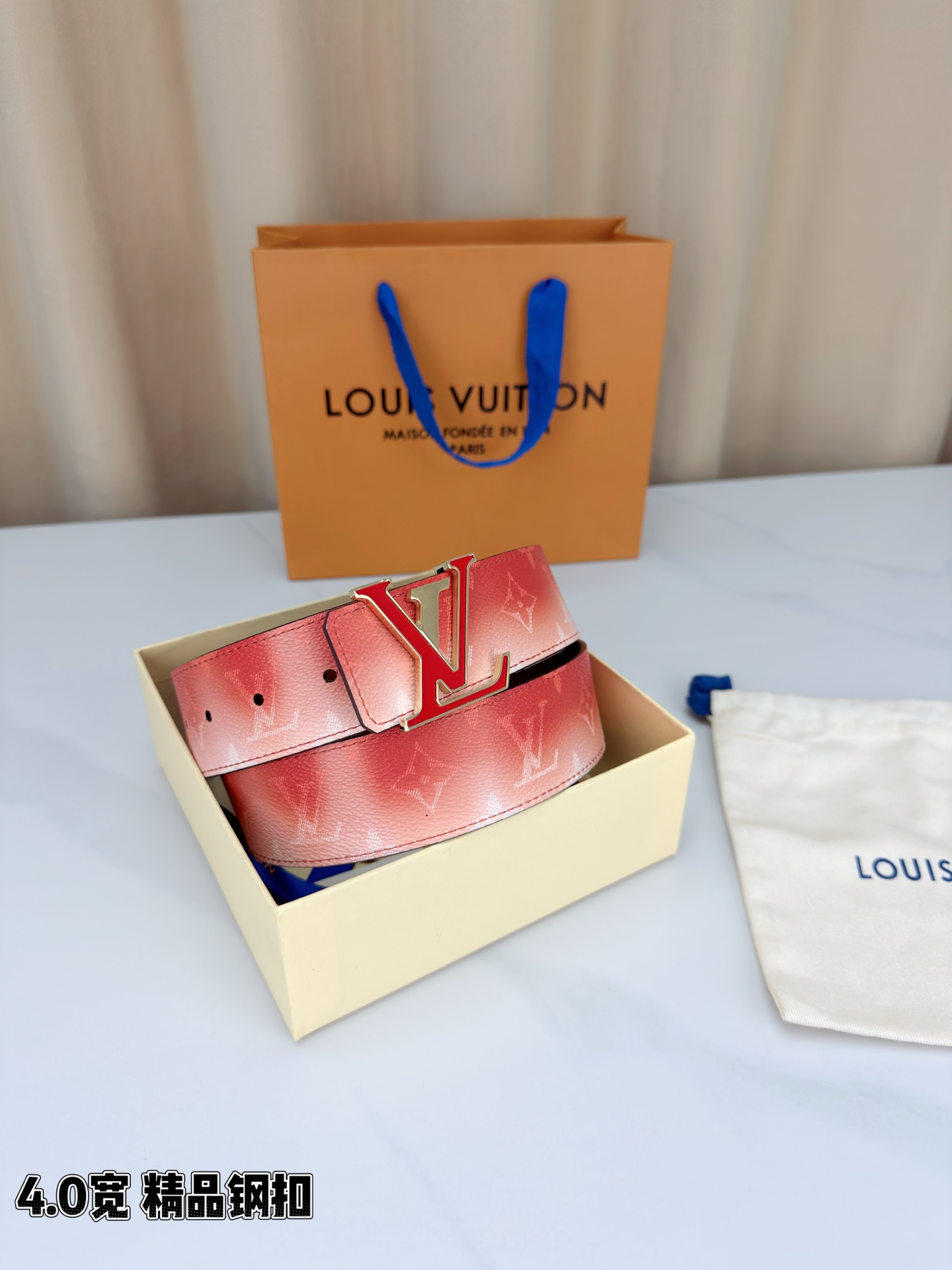 LV 4.0宽 Initiales Monogram Pigment 双面腰带以褪色笔触重绘备受喜爱的经