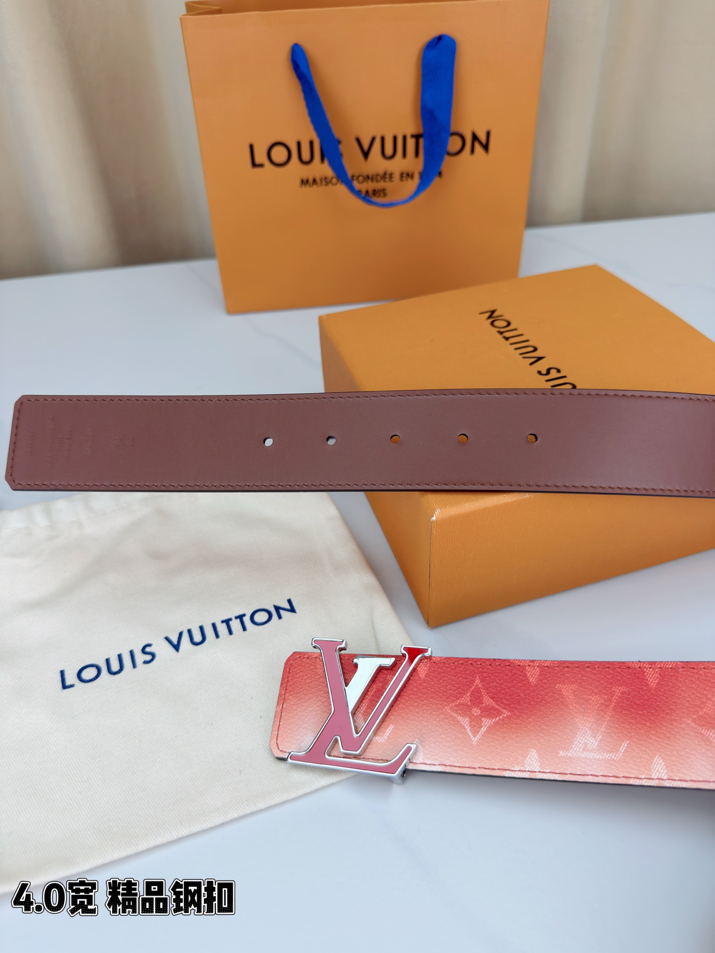 LV 4.0宽 Initiales Monogram Pigment 双面腰带以褪色笔触重绘备受喜爱的经