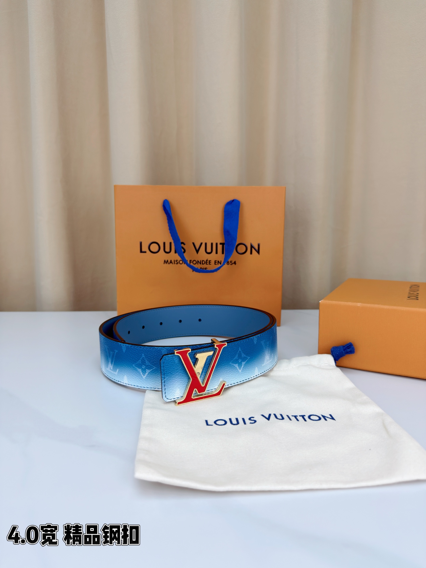 LV 4.0宽 Initiales Monogram Pigment 双面腰带以褪色笔触重绘备受喜爱的经