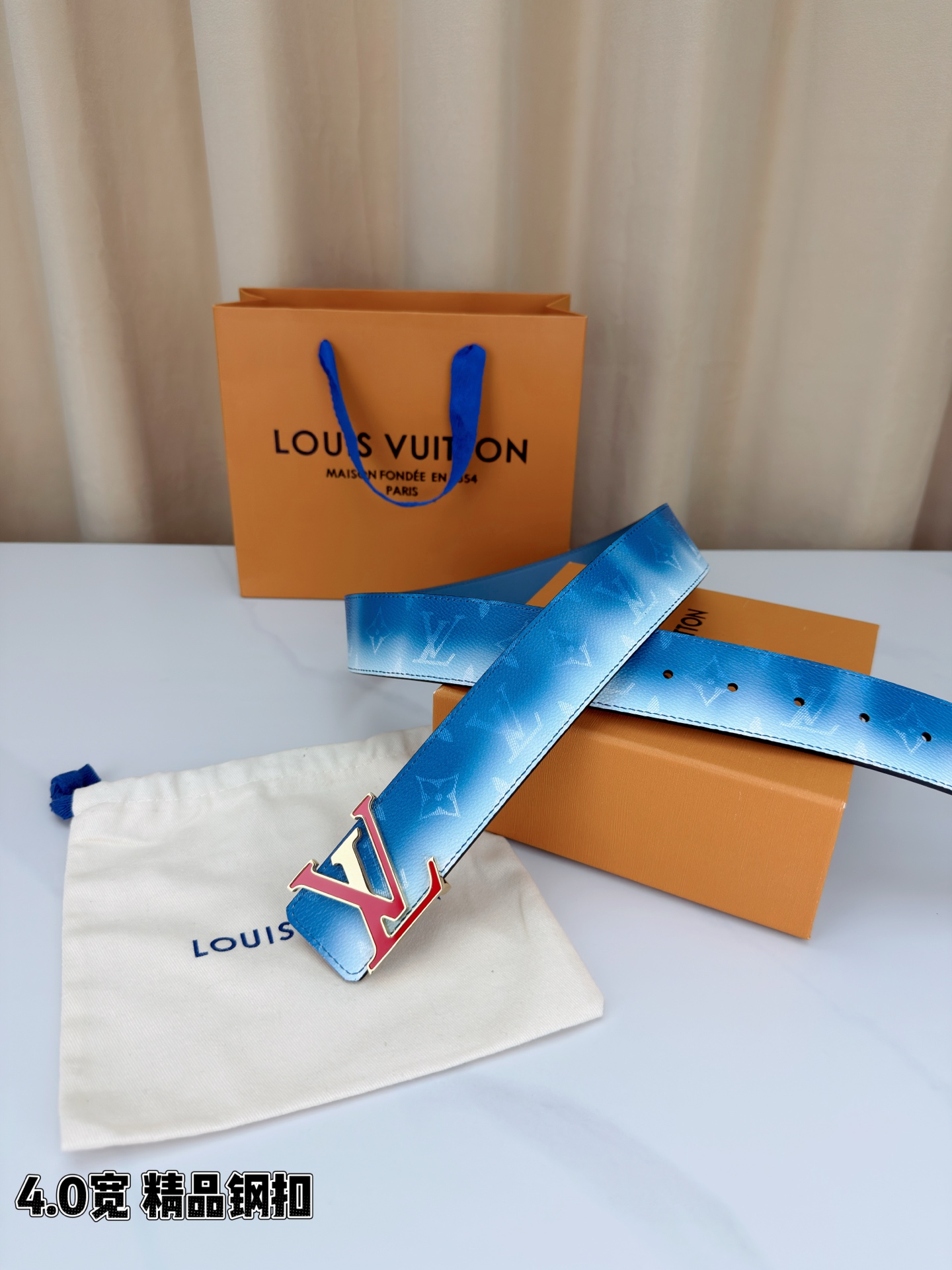 LV 4.0宽 Initiales Monogram Pigment 双面腰带以褪色笔触重绘备受喜爱的经