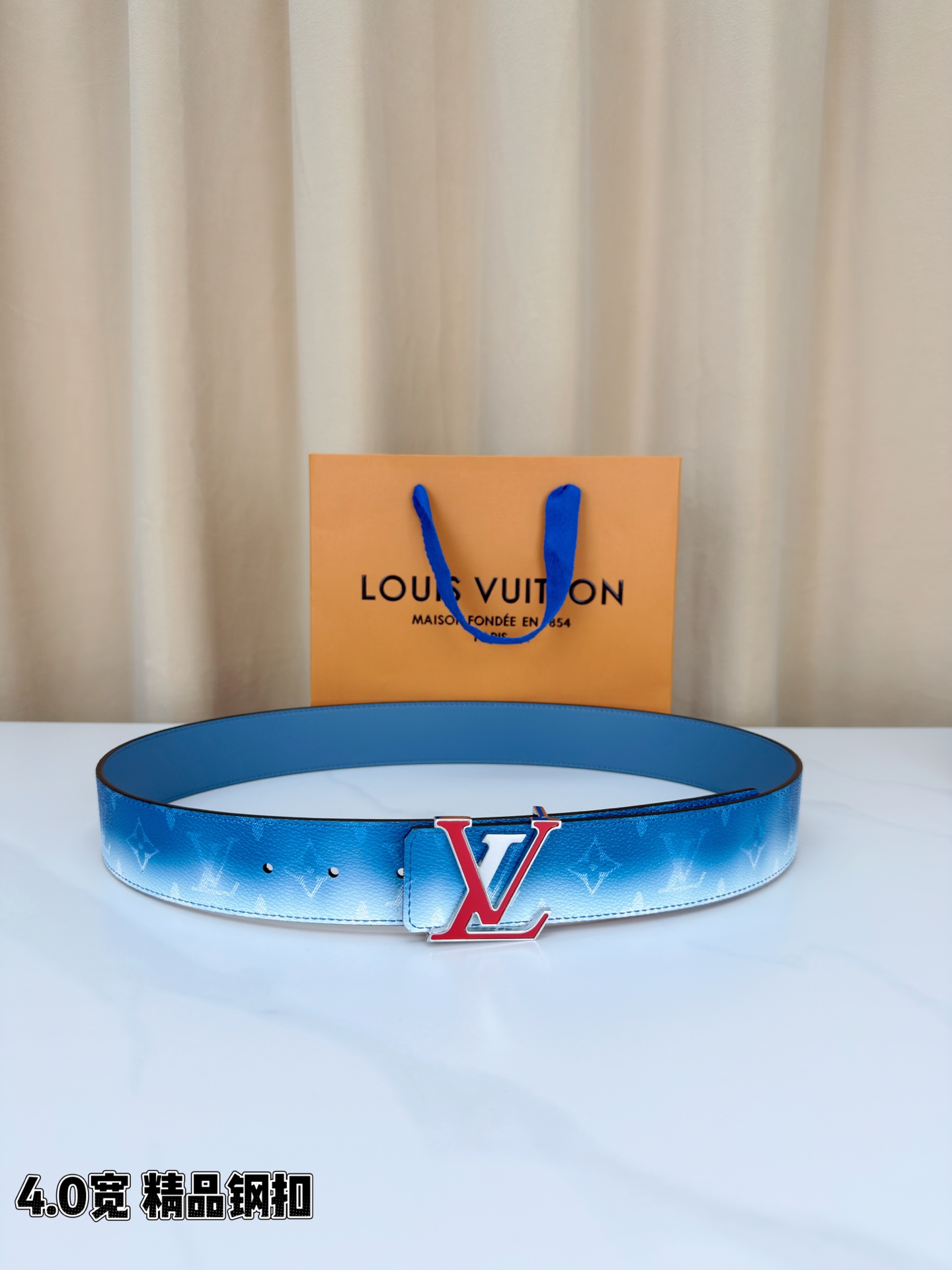 LV 4.0宽 Initiales Monogram Pigment 双面腰带以褪色笔触重绘备受喜爱的经