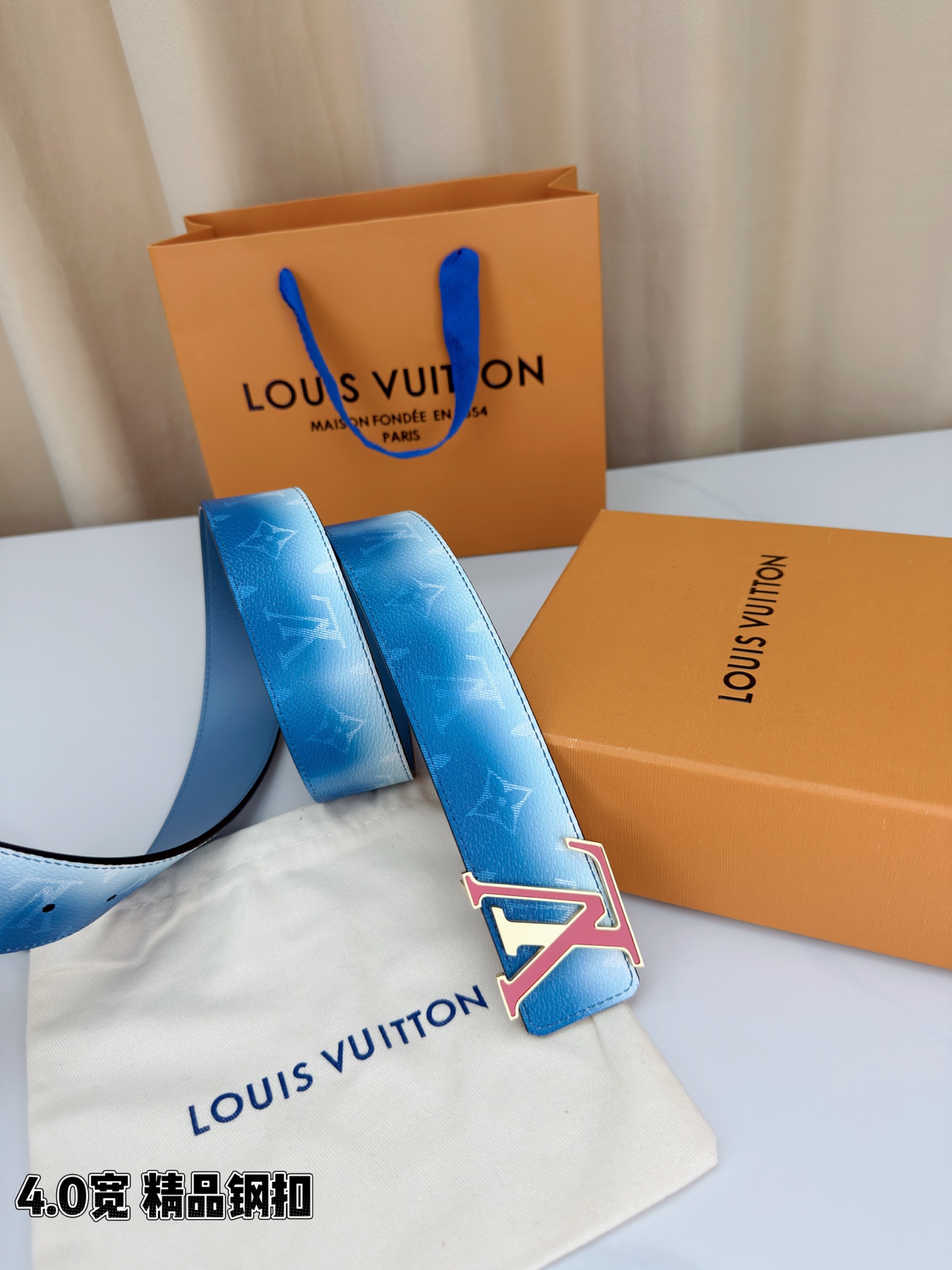 LV 4.0宽 Initiales Monogram Pigment 双面腰带以褪色笔触重绘备受喜爱的经