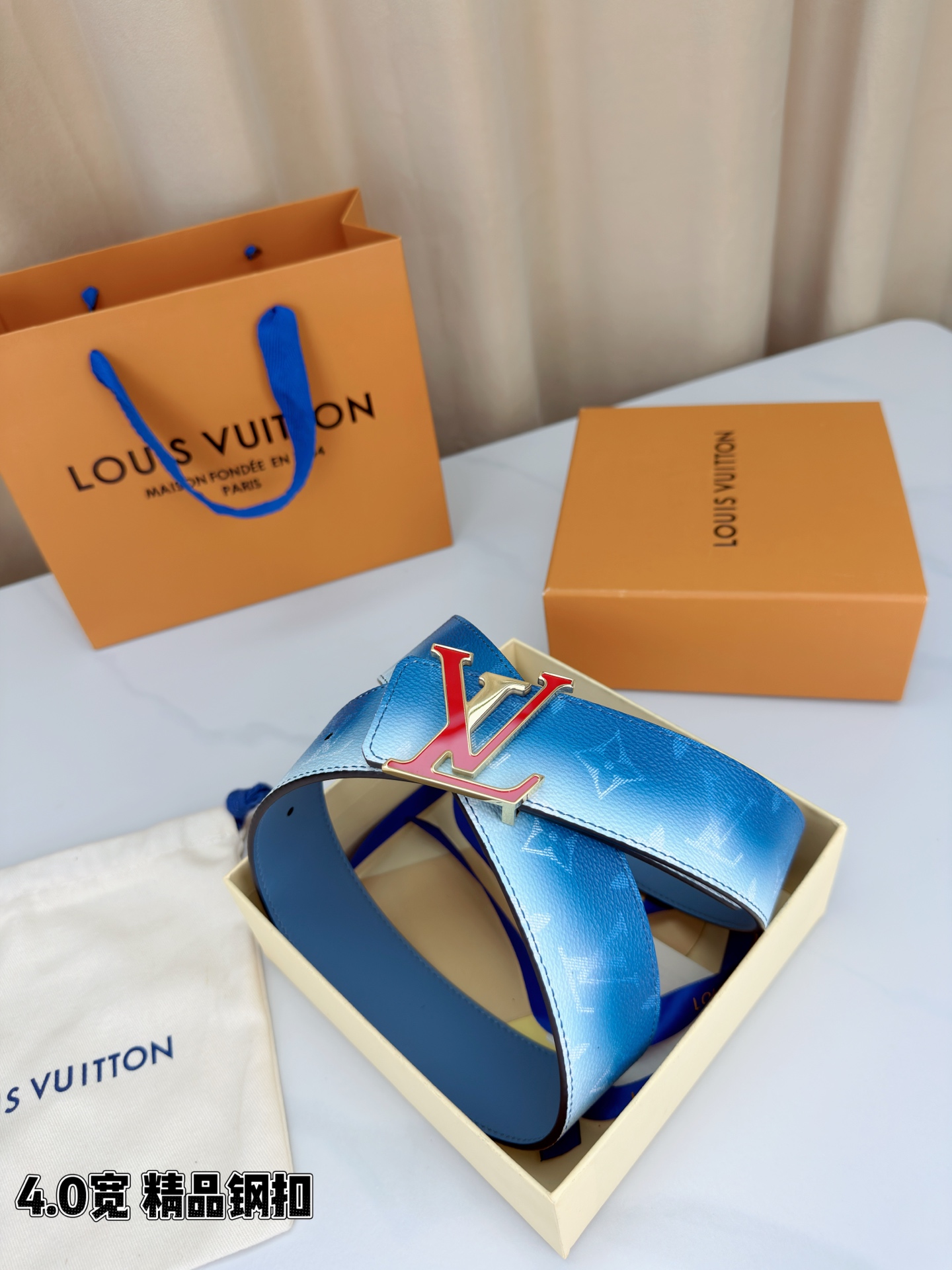 LV 4.0宽 Initiales Monogram Pigment 双面腰带以褪色笔触重绘备受喜爱的经