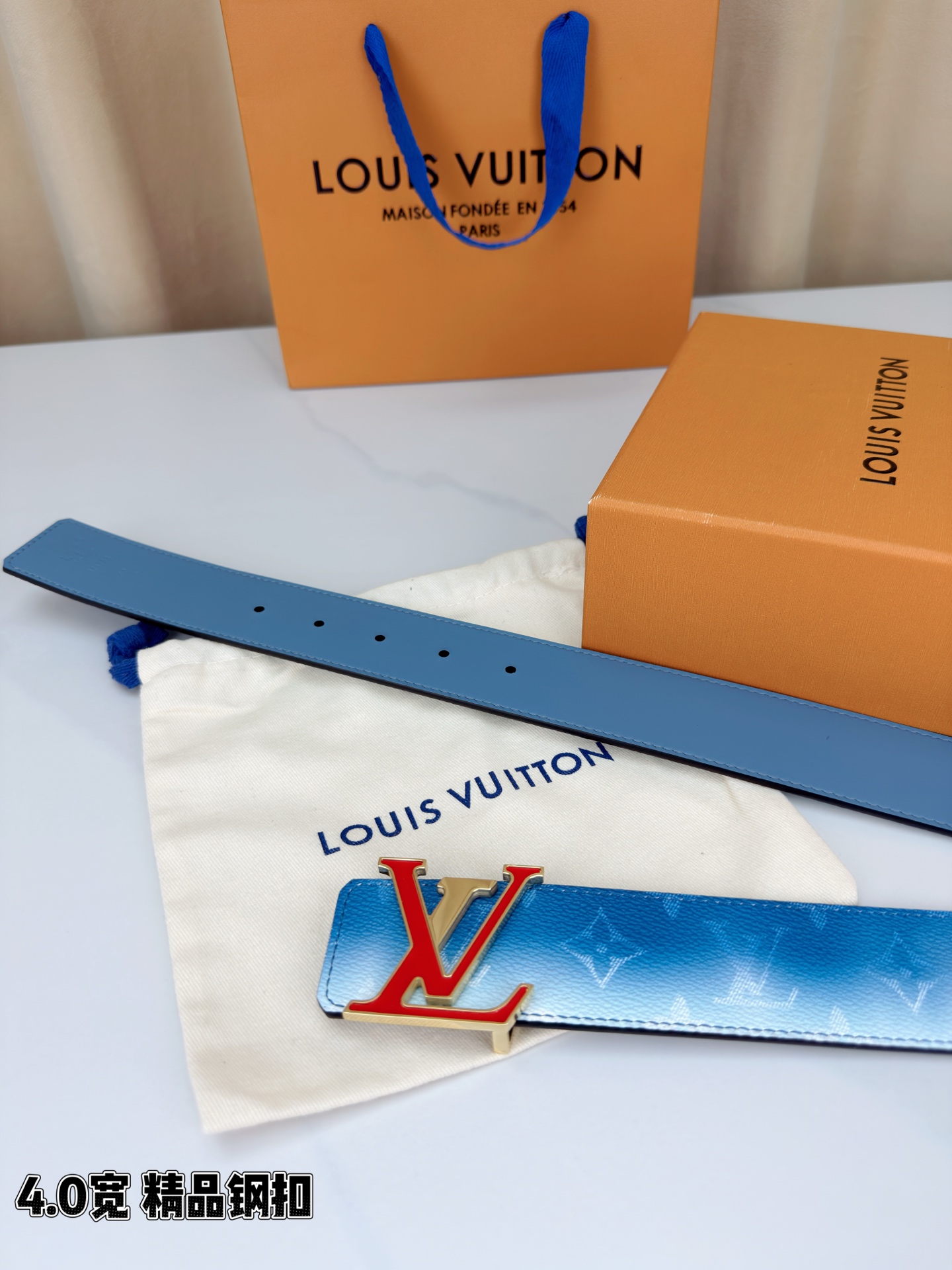 LV 4.0宽 Initiales Monogram Pigment 双面腰带以褪色笔触重绘备受喜爱的经