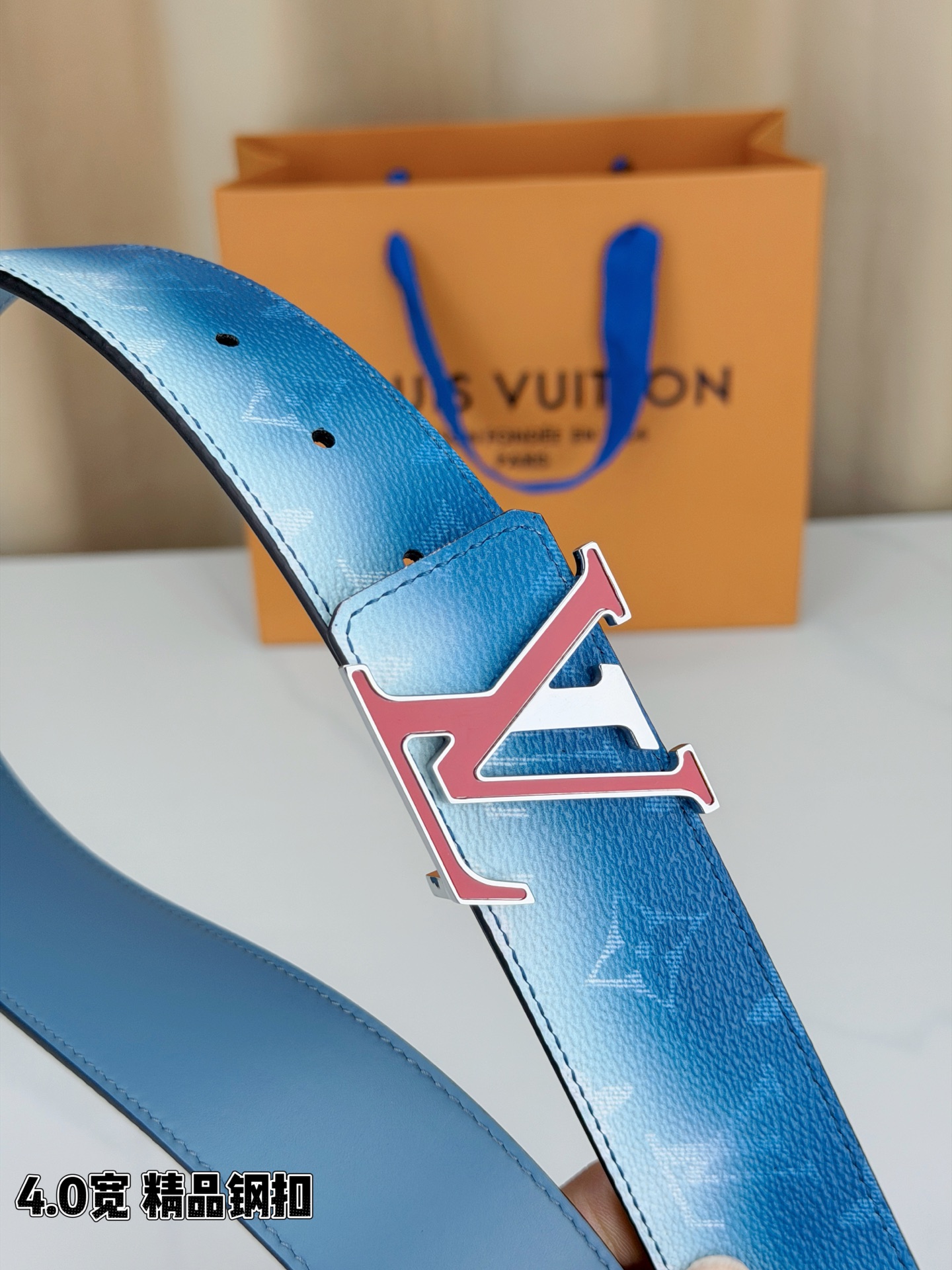 LV 4.0宽 Initiales Monogram Pigment 双面腰带以褪色笔触重绘备受喜爱的经