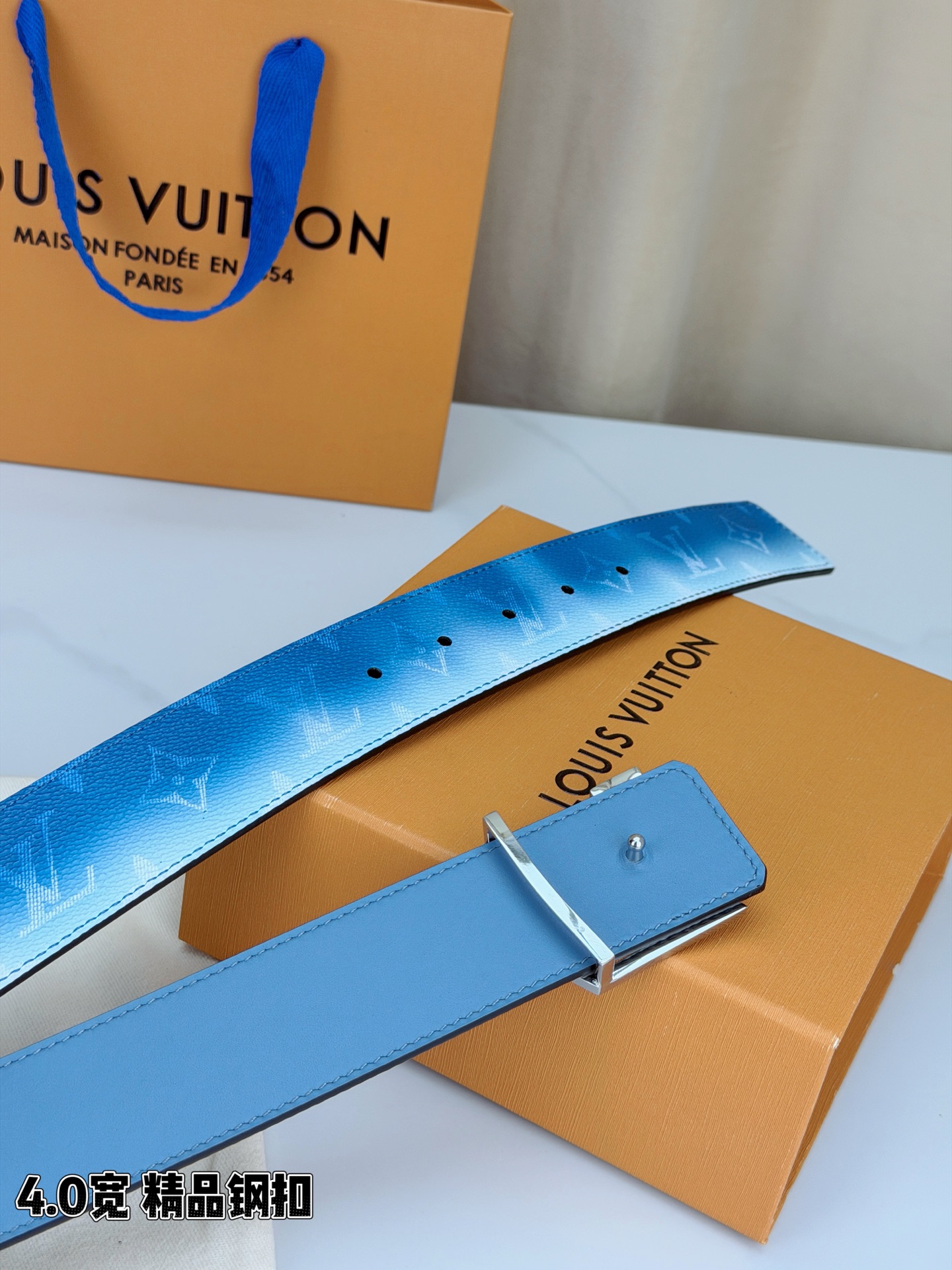 LV 4.0宽 Initiales Monogram Pigment 双面腰带以褪色笔触重绘备受喜爱的经